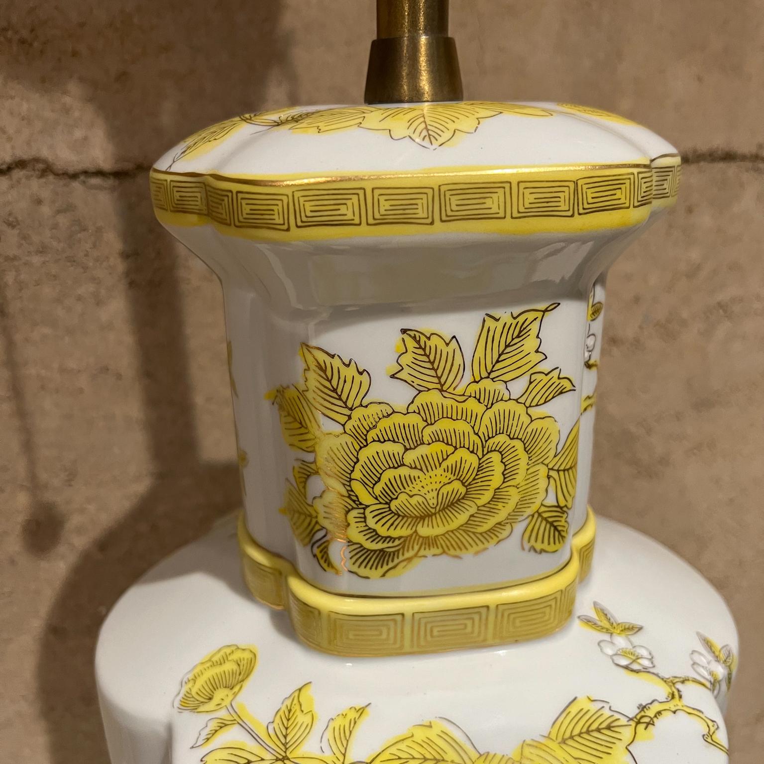 Céramique Lampe de bureau vintage Marbro Oriental en porcelaine à fleurs blanches et jaunes, années 1960 en vente