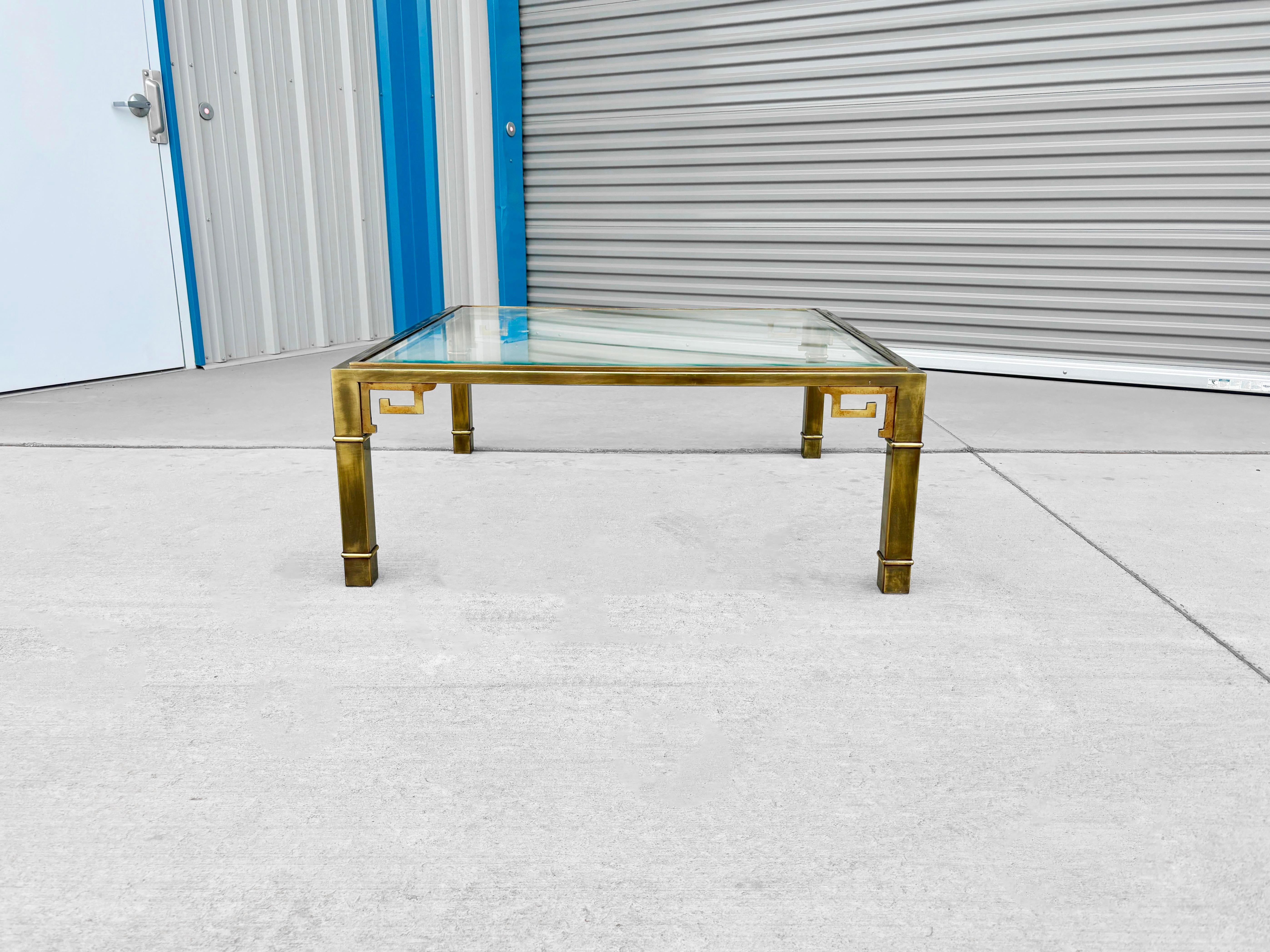 ✨ Vintage Hollywood Regency en or et en verre ✨

Cette table basse en laiton des années 1960 de Mastercraft est un exemple étonnant du glamour du milieu du siècle. Son plateau en verre carré repose sur un cadre en laiton magnifiquement travaillé,