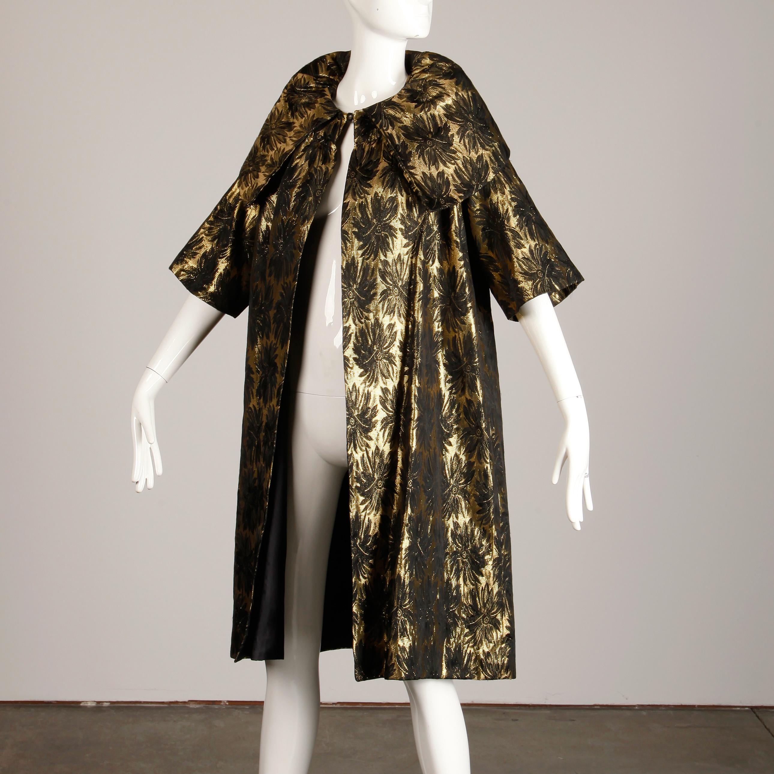 Noir Manteau d'opéra ou de soirée vintage en damas doré métallisé des années 1960 avec col pop up en vente