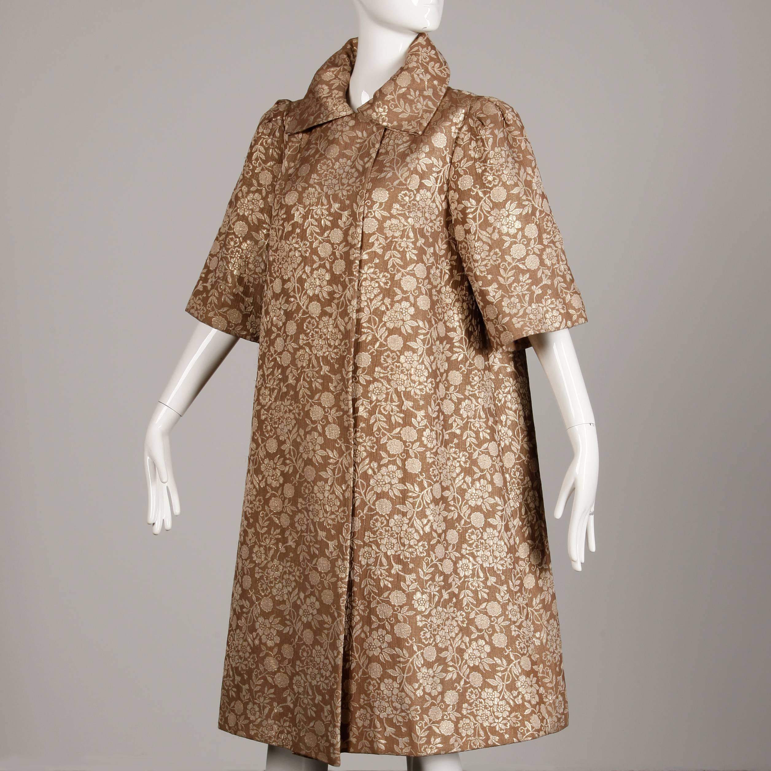 Marron Manteau d'opéra vintage des années 1960, or métallisé + brocart de soie brun clair avec manches 3/4 en vente