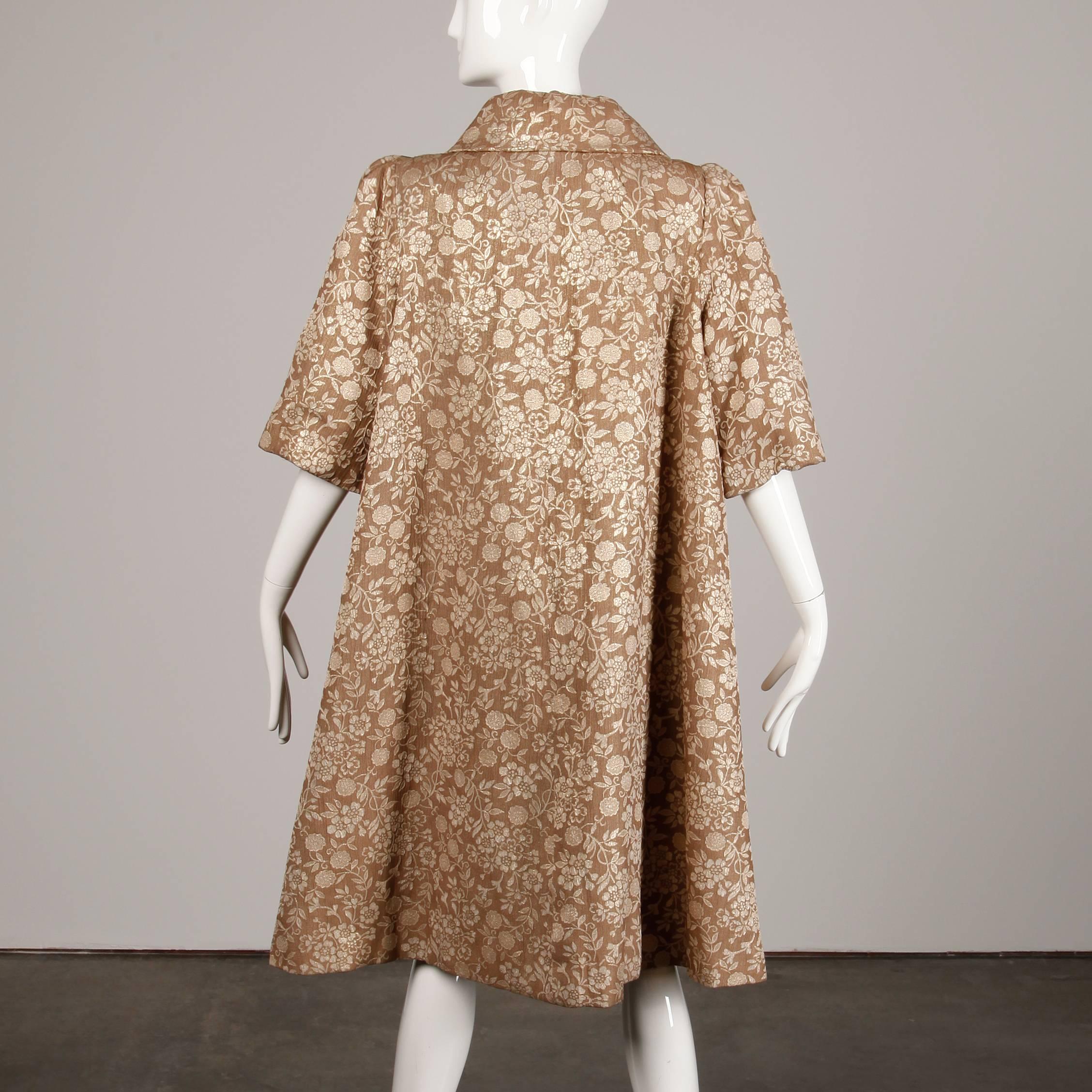 Manteau d'opéra vintage des années 1960, or métallisé + brocart de soie brun clair avec manches 3/4 Excellent état - En vente à Sparks, NV