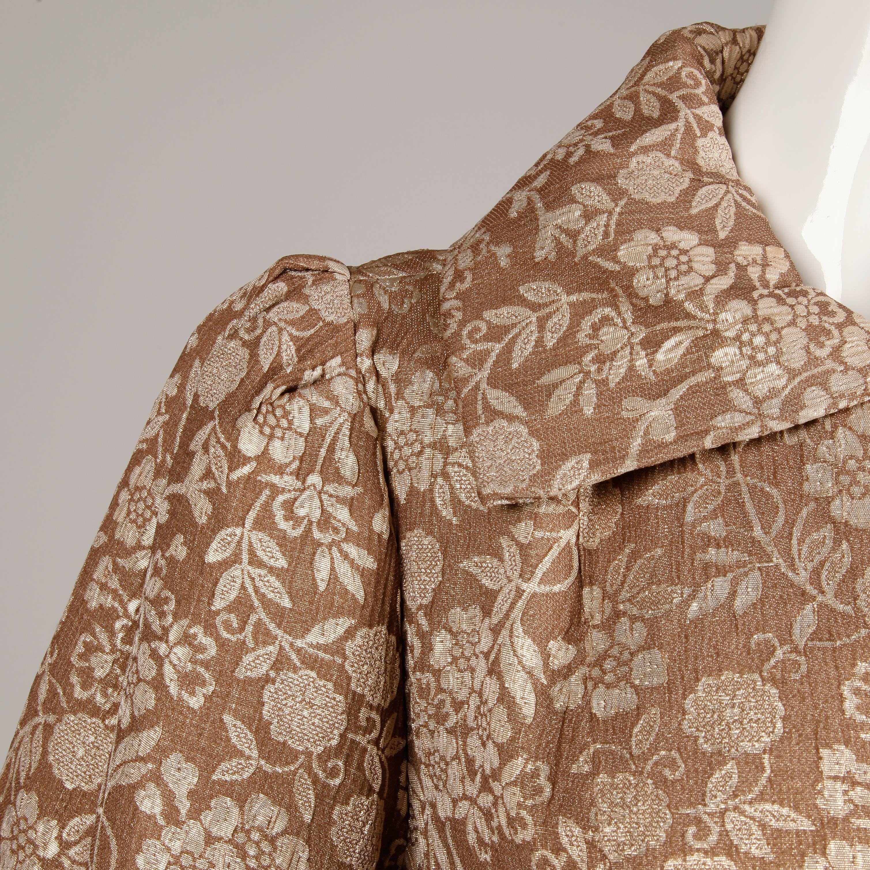 Manteau d'opéra vintage des années 1960, or métallisé + brocart de soie brun clair avec manches 3/4 Pour femmes en vente