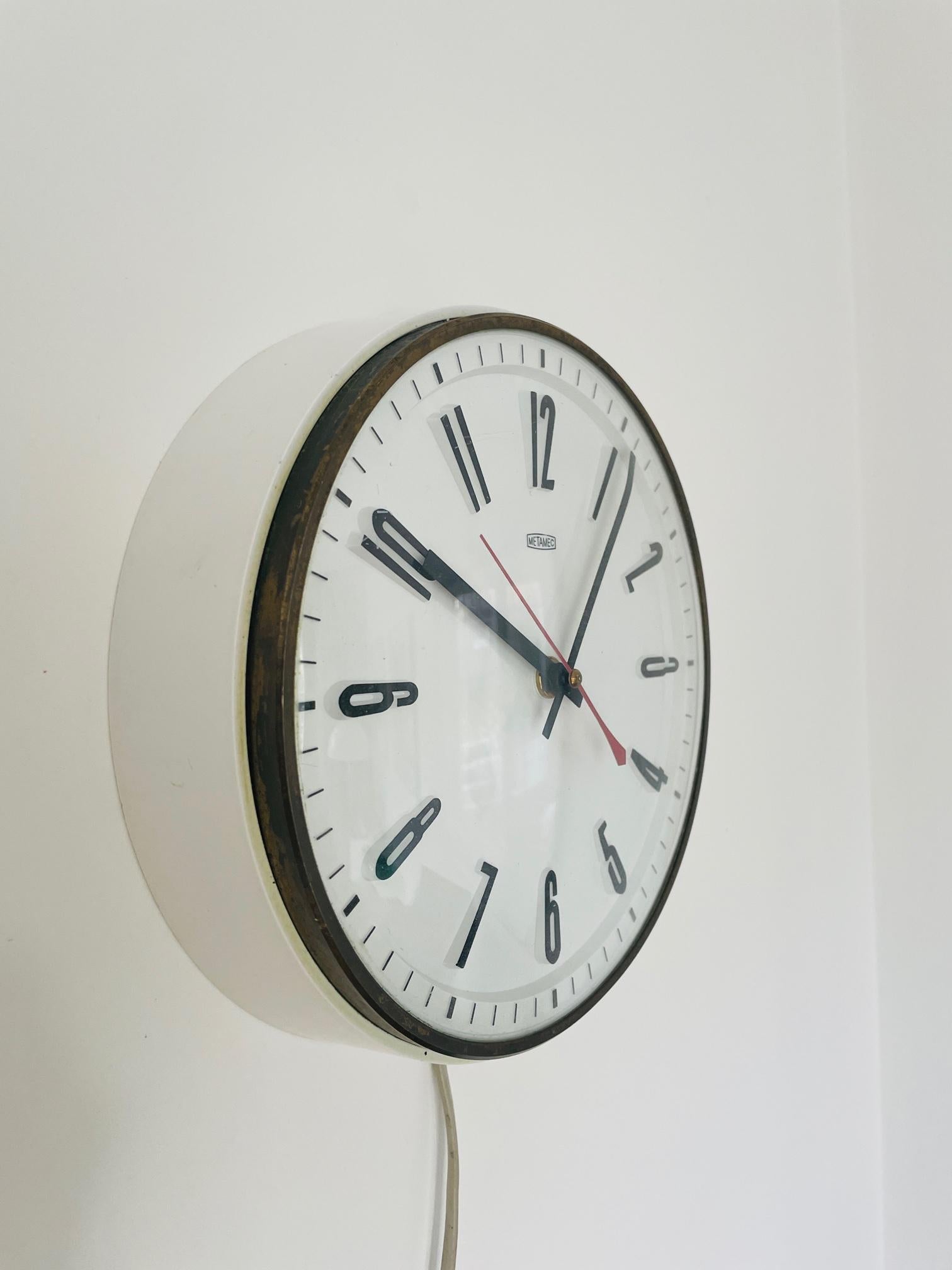 Beautiful electric clock. Runs like ... clockwork. This clock is a must have for everybody who loves a nice design item. In kitchen, office, livingroom, bar, restaurant, shop. Feels at home in every surrounding.

The clock is in real good shape.