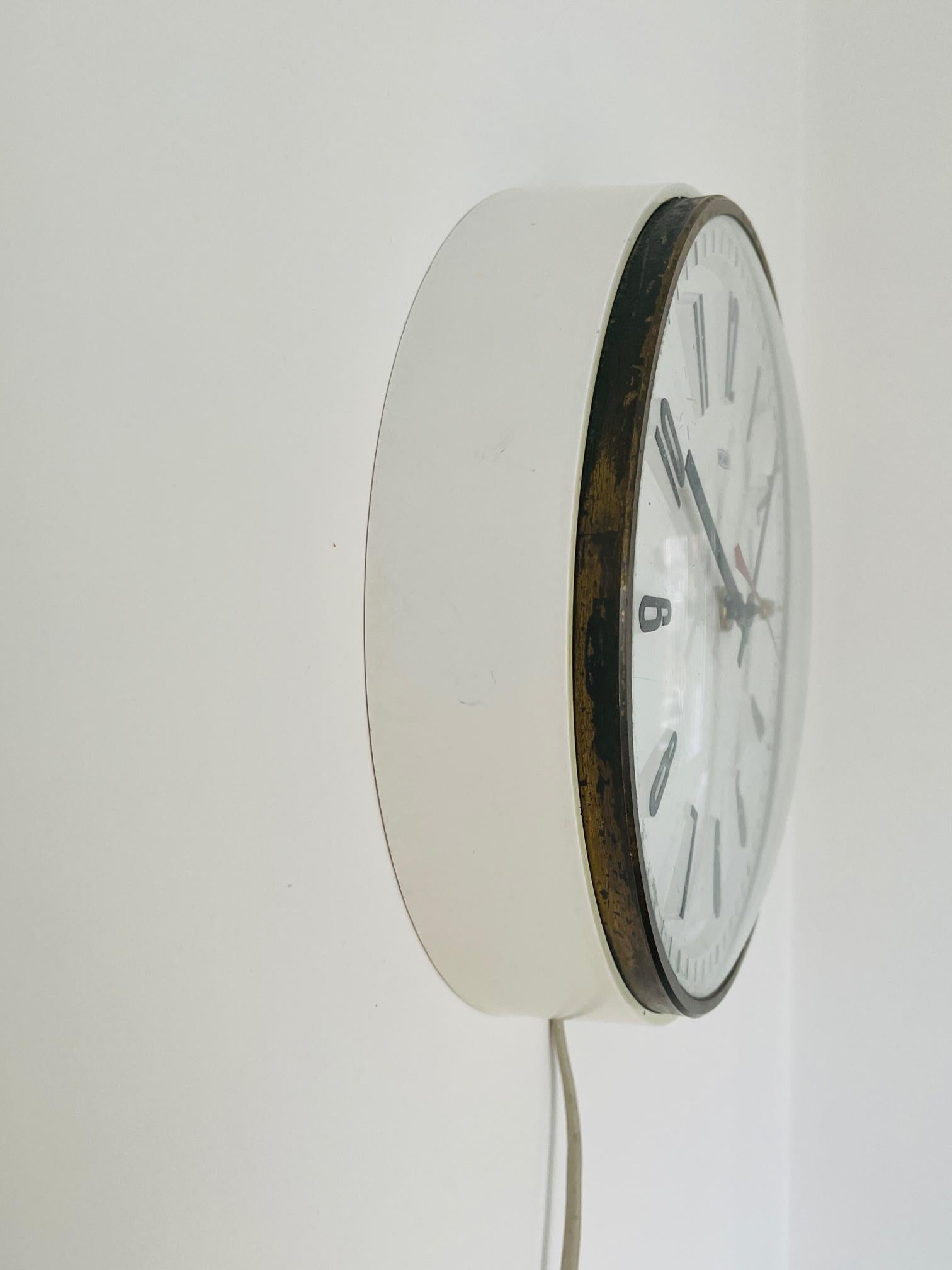 1960er Jahre Vintage Metamec Electric Clock, Design-Uhr Metamec, hergestellt in England im Zustand „Gut“ im Angebot in ROTTERDAM, ZH