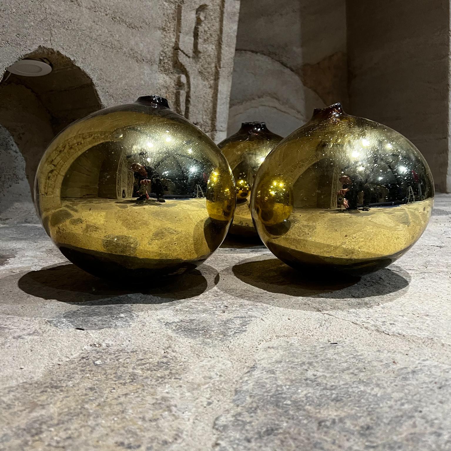 Mid-Century Modern 1960s Vintage Mexico Three Gold Globes Gazing Ball Spheres Blown Mercury Glass For Sale