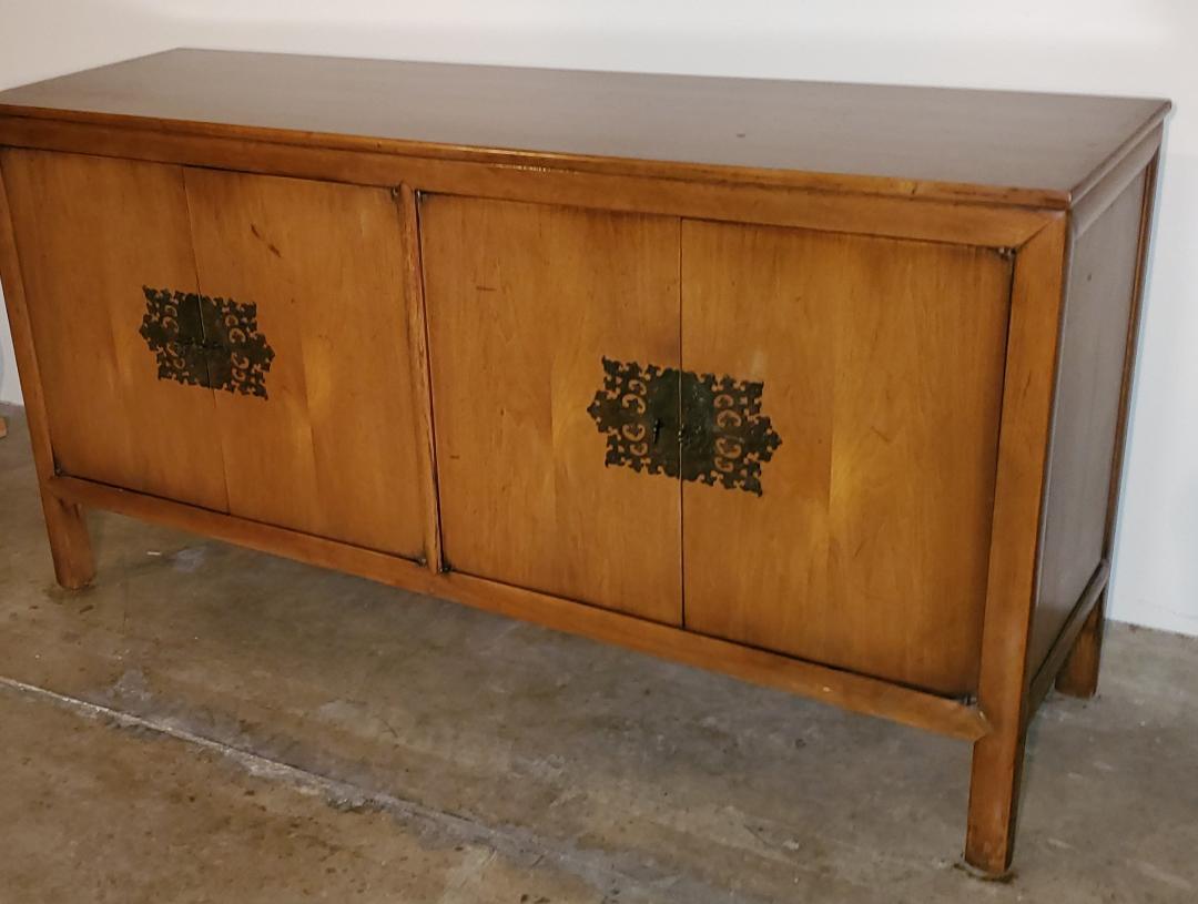 1960s Vintage Mid-Century Maple Buffet Credenza With Ornate Faux Brass Key Knobs For Sale 1