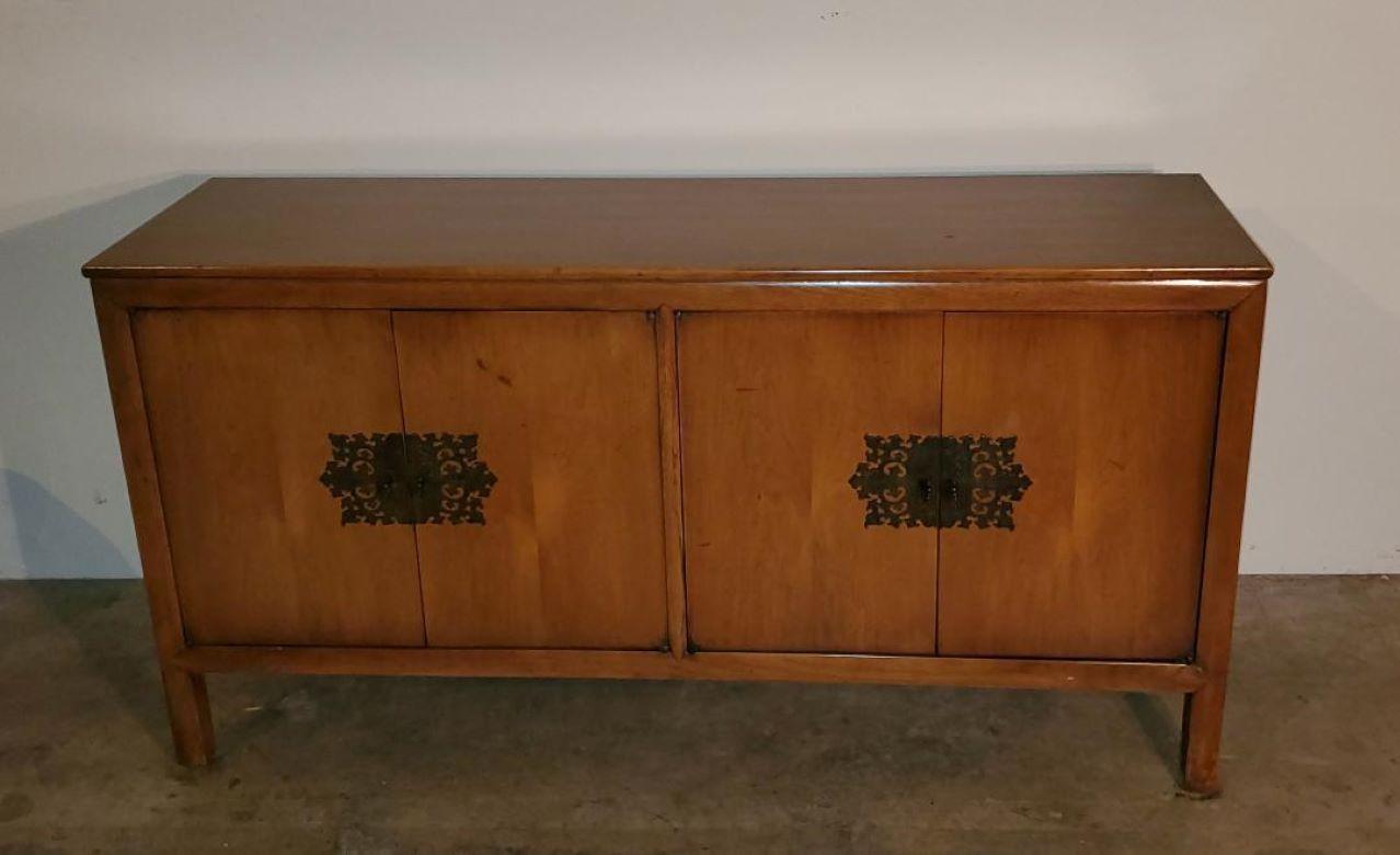 1960s Vintage Mid-Century Maple Buffet Credenza With Ornate Faux Brass Key Knobs For Sale 4
