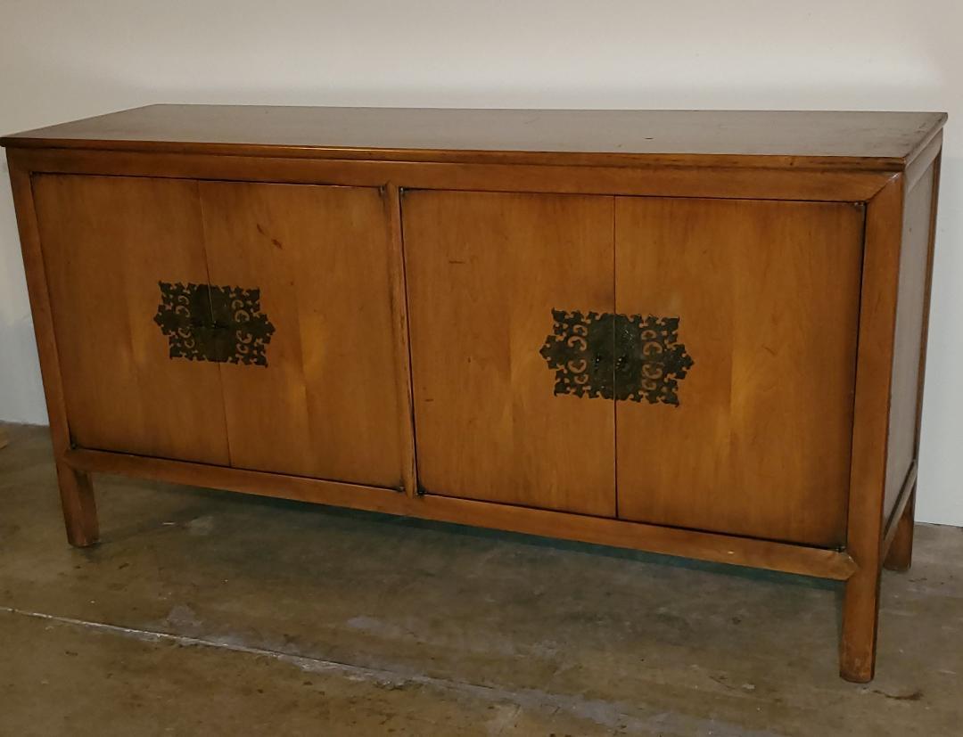 1960s Vintage Mid-Century Maple Buffet Credenza With Ornate Faux Brass Key Knobs For Sale 9