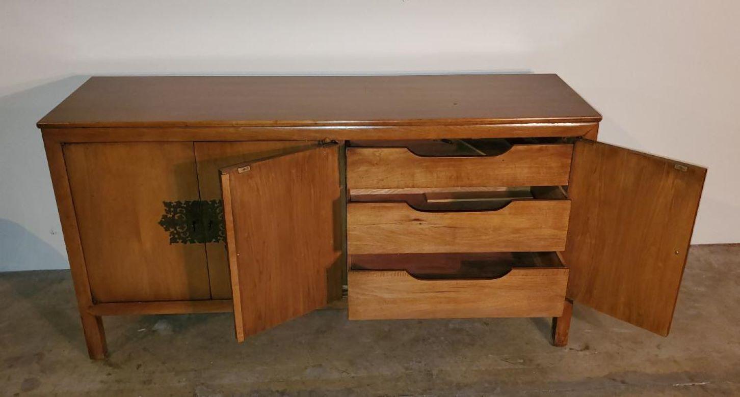 1960s Vintage Mid-Century Maple Buffet Credenza With Ornate Faux Brass Key Knobs In Good Condition For Sale In Monrovia, CA