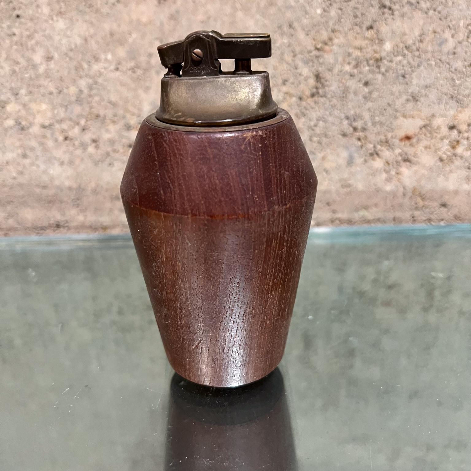 1960s Decorative Table Cigarette Lighter Teakwood BV NORWAY
Stamped by maker
3 diameter x 4.5 tall
Unable to test, likely will need servicing and or fluid.
Unrestored vintage condition.
Refer to images shown please.
