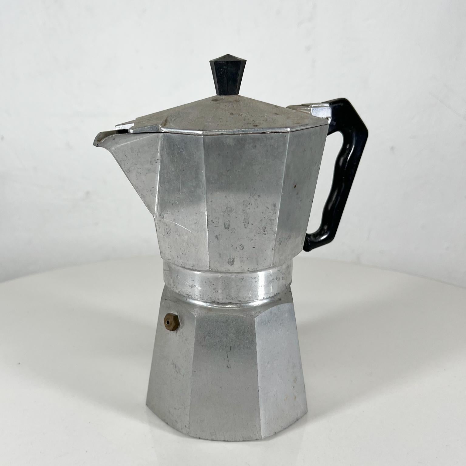 1960s Vintage Moka Espresso Coffee Maker Pot by Morenita from Italy
Pot à moka italien
8 haut x 3,88 l x 7,13 p
Fabriqué en aluminium.
Estampillé par le fabricant.
Non restauré. Etat d'origine, d'occasion et vintage.
Voir toutes les images s'il vous