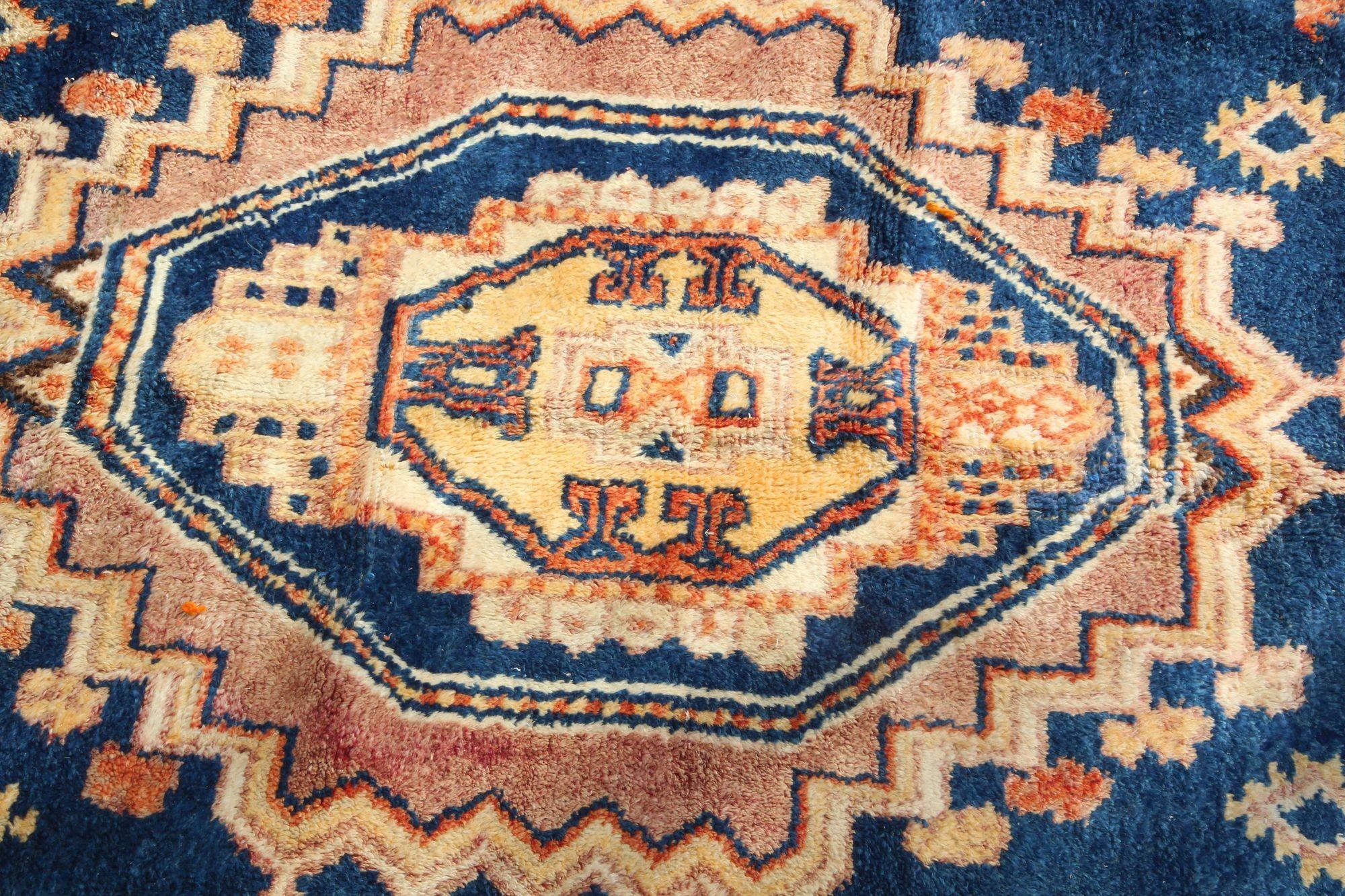 Marokkanischer, afrikanischer Stammeskunst-Teppich in Indigo und gebranntem Orange, 1960er Jahre im Angebot 4