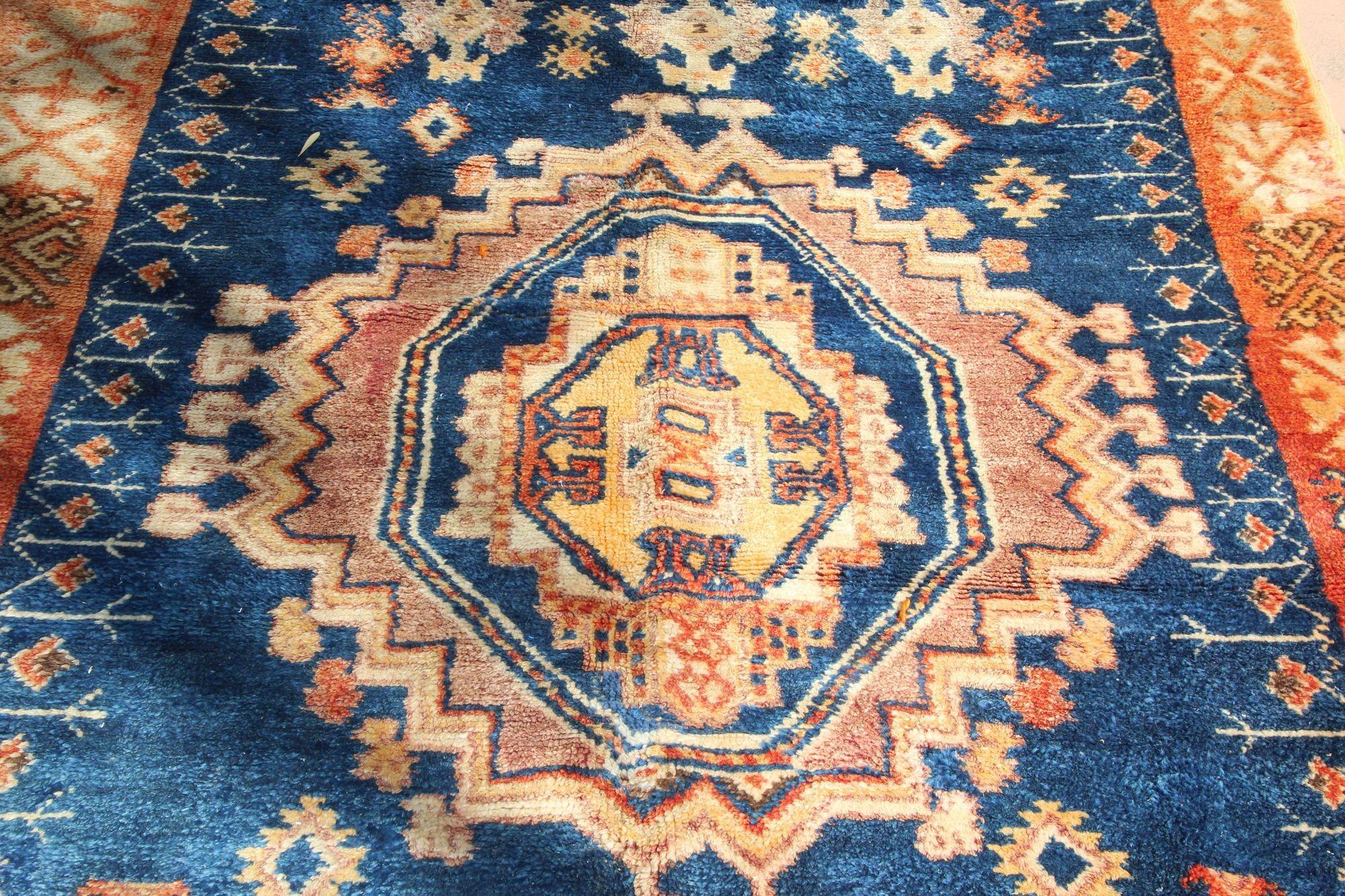 Tapis africain tribal marocain vintage des années 1960, indigo et orange brûlé en vente 7