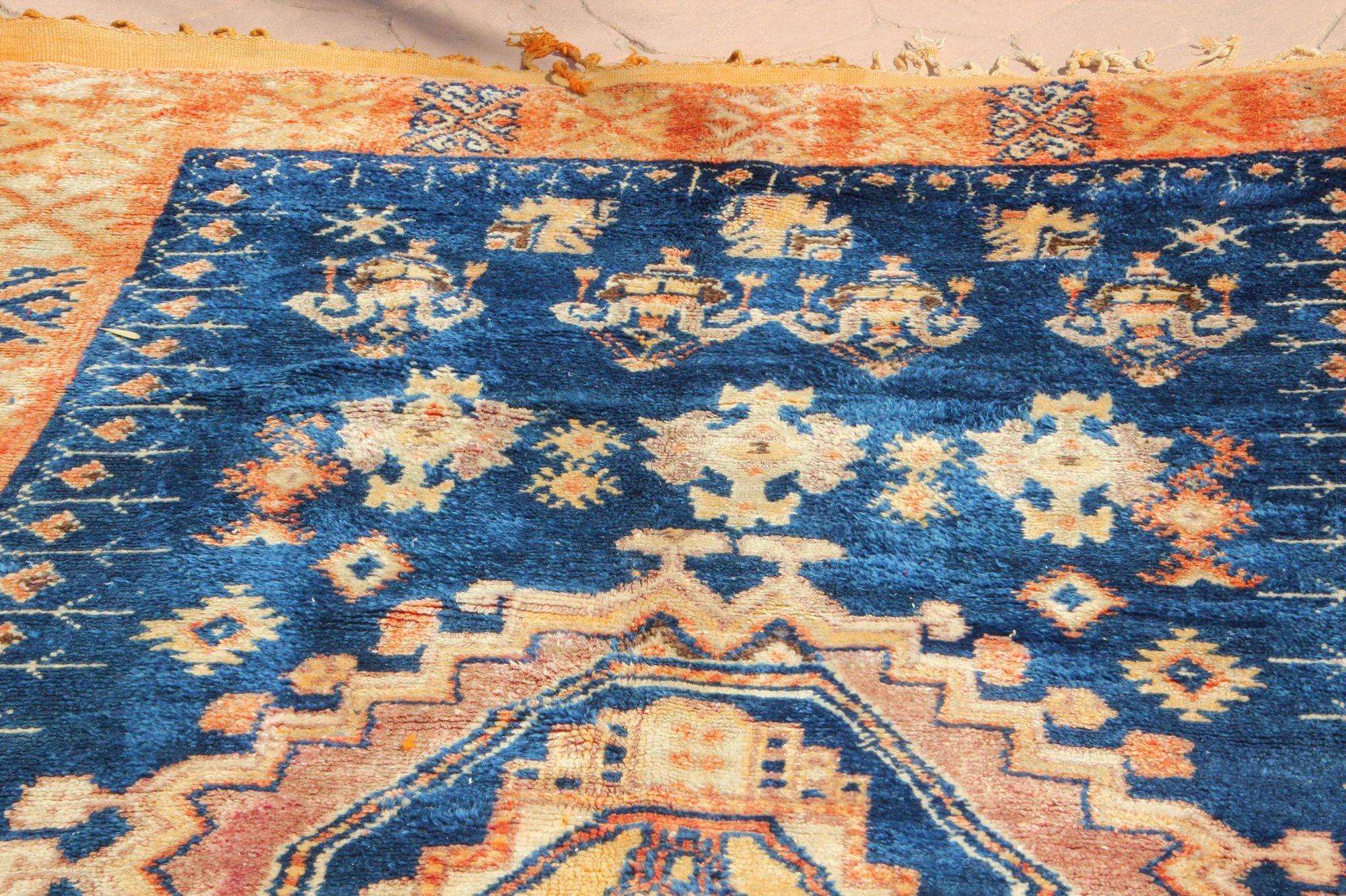 Marokkanischer, afrikanischer Stammeskunst-Teppich in Indigo und gebranntem Orange, 1960er Jahre (Pflanzlich gefärbt) im Angebot