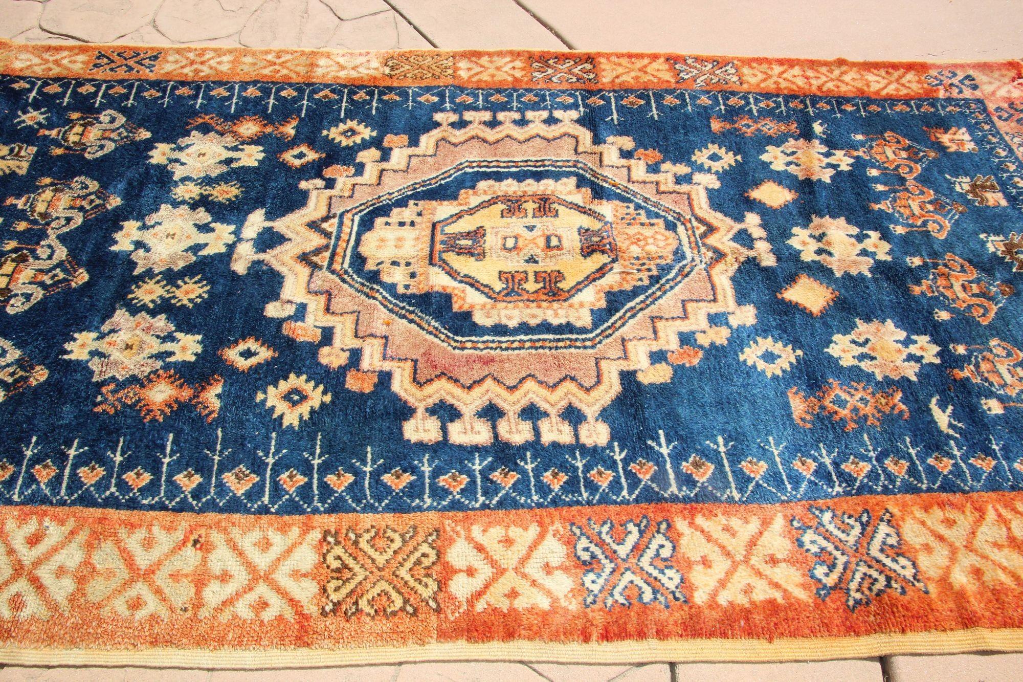 Marokkanischer, afrikanischer Stammeskunst-Teppich in Indigo und gebranntem Orange, 1960er Jahre im Zustand „Relativ gut“ im Angebot in North Hollywood, CA