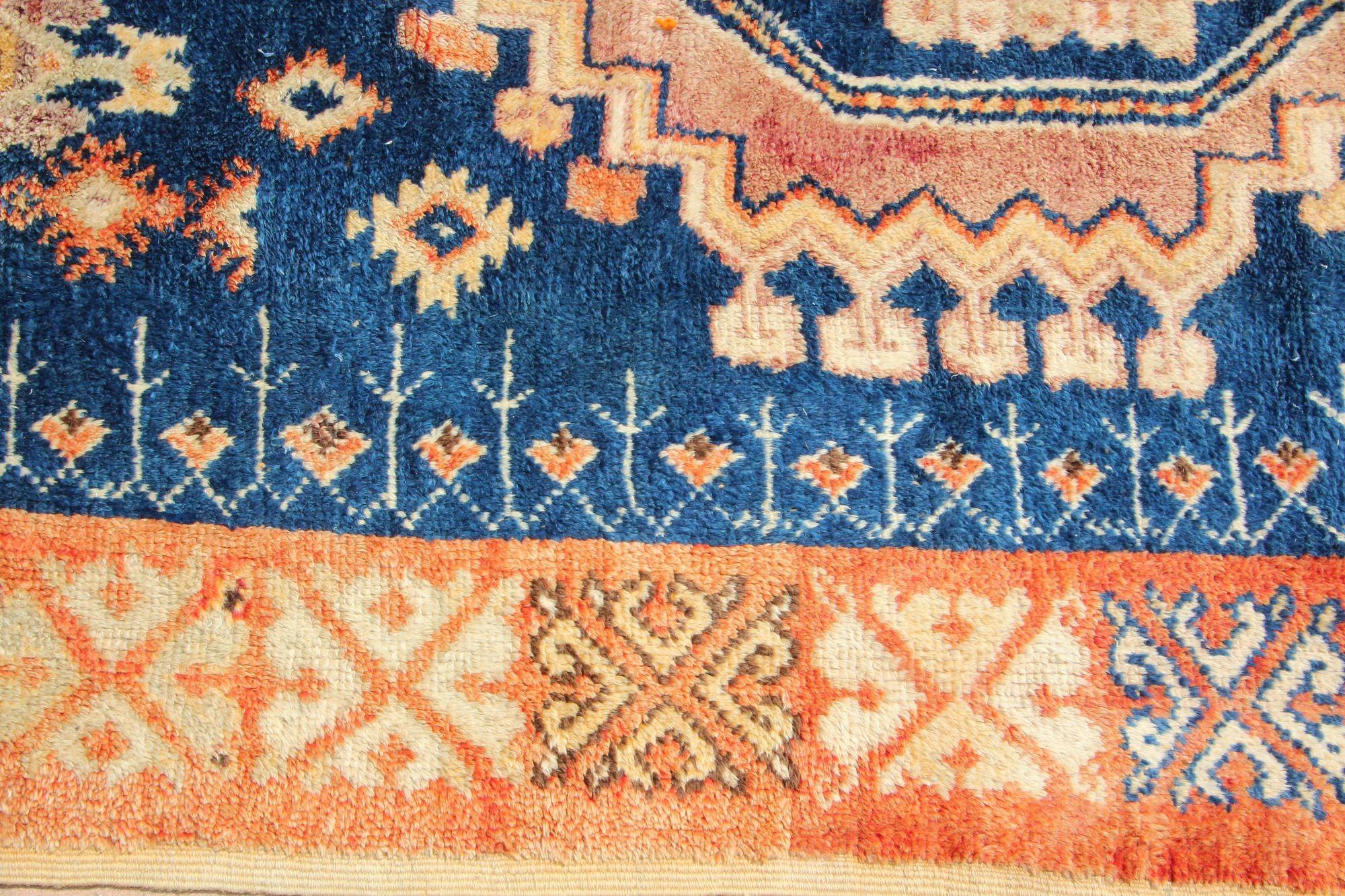 Marokkanischer, afrikanischer Stammeskunst-Teppich in Indigo und gebranntem Orange, 1960er Jahre (20. Jahrhundert) im Angebot