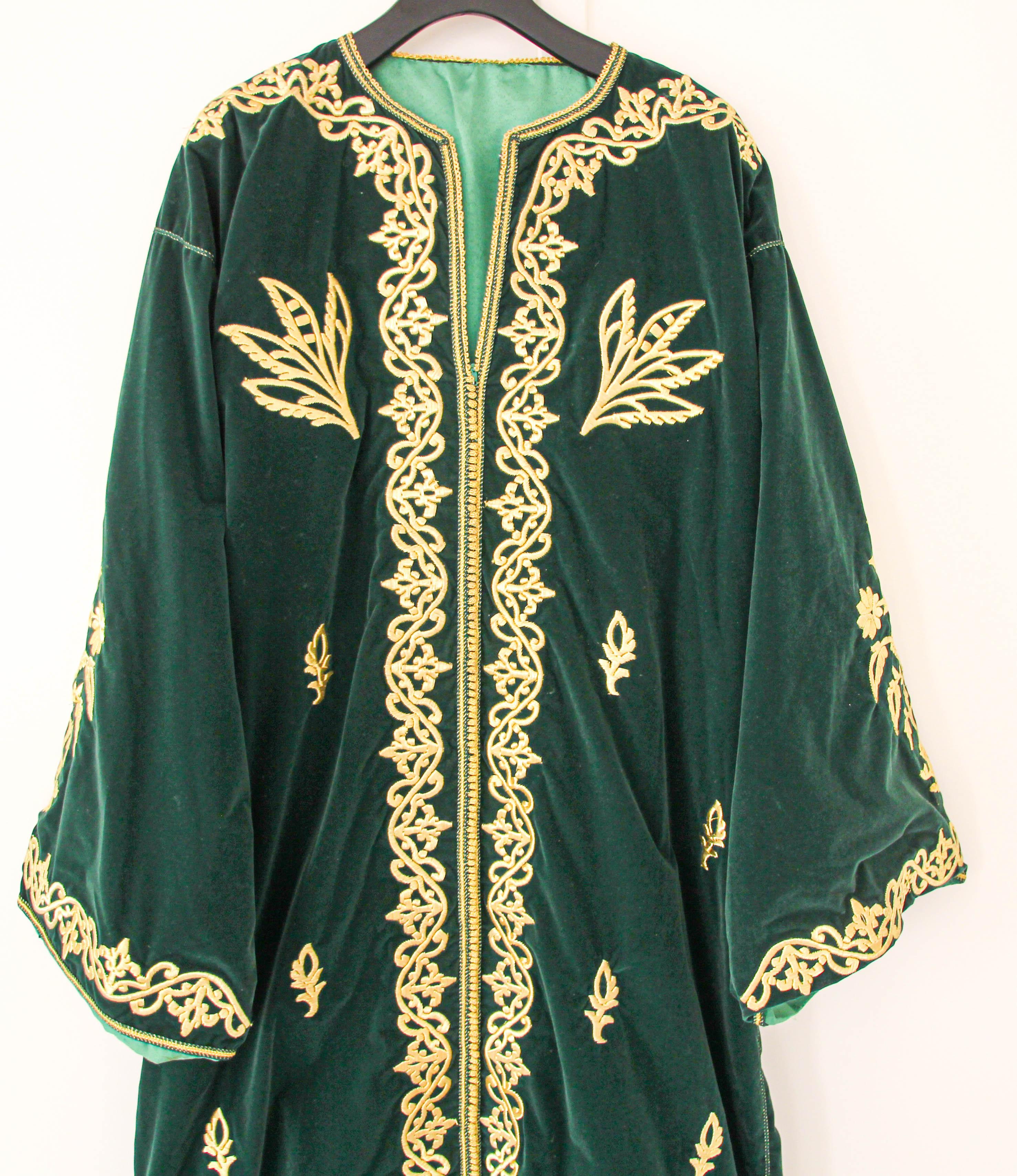 1960s Vintage Moroccan Velvet Caftan Emerald Green and Gold Thread For Sale 8