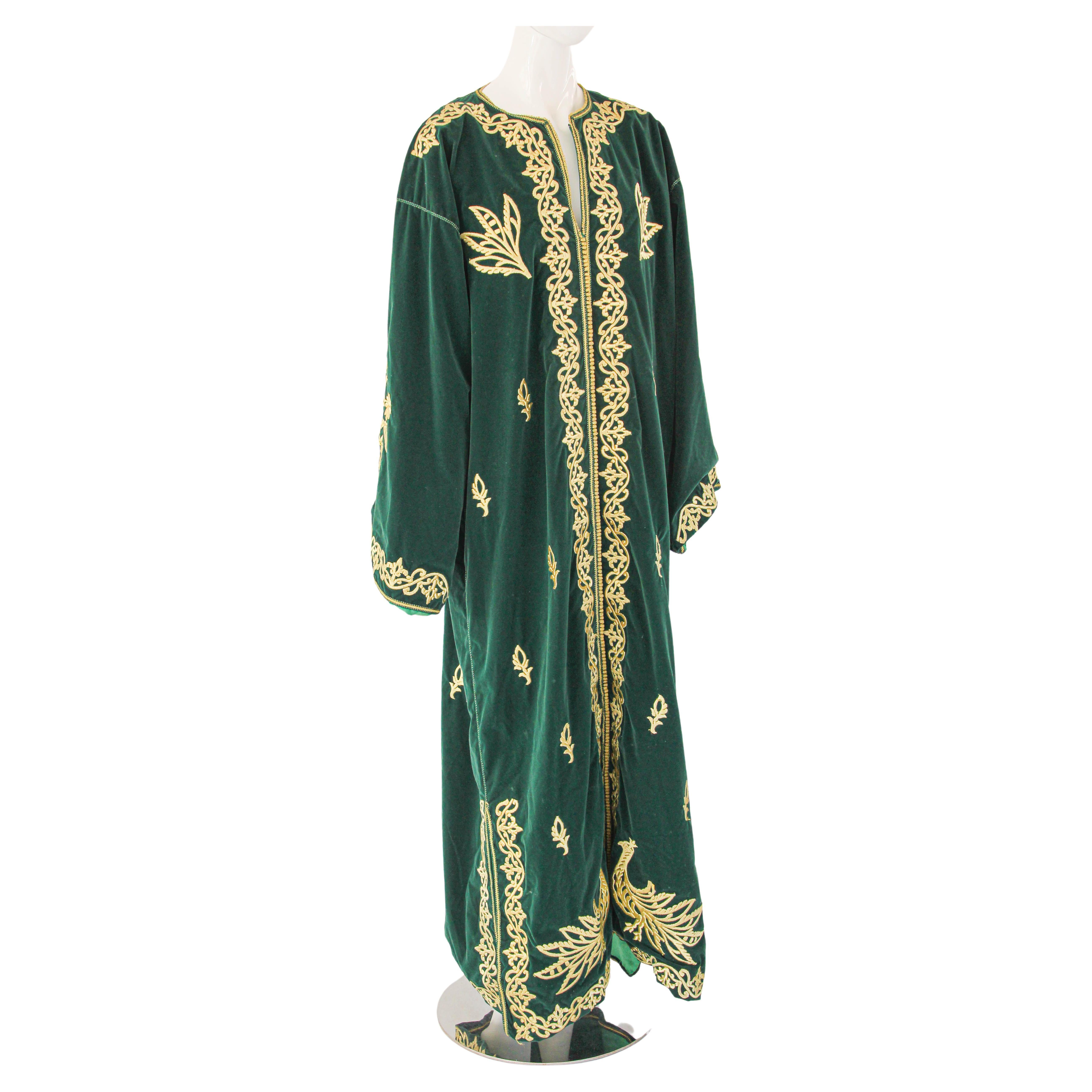 1960s Vintage Moroccan Velvet Caftan Emerald Green and Gold Thread. Size XXL.
This long maxi dress velvet caftan is embroidered and embellished entirely by hand, satin lined.
One of a kind evening Moroccan Middle Eastern gown.
The velvet vintage