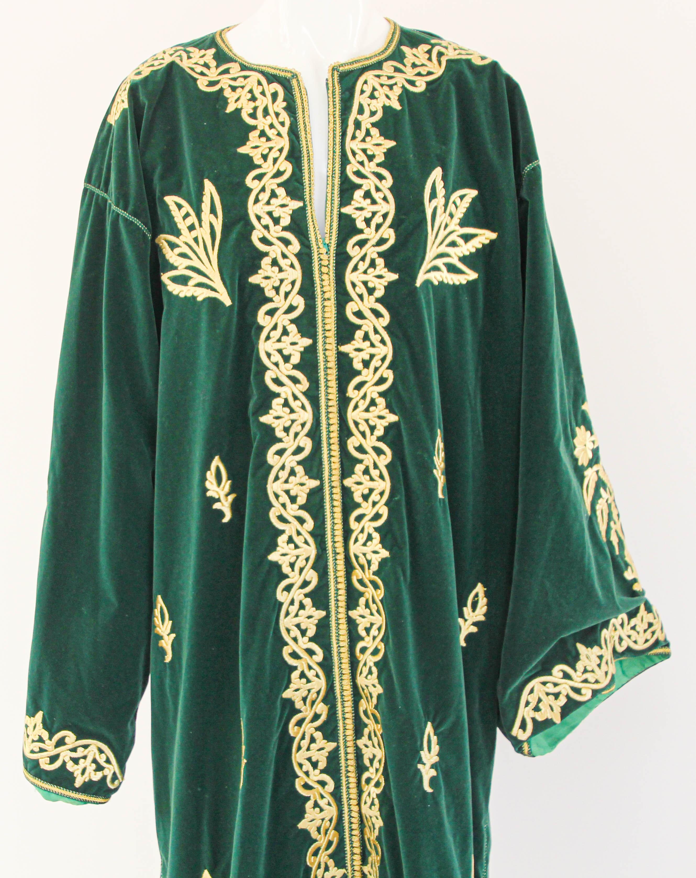 1960s Vintage Moroccan Velvet Caftan Emerald Green and Gold Thread In Good Condition For Sale In North Hollywood, CA