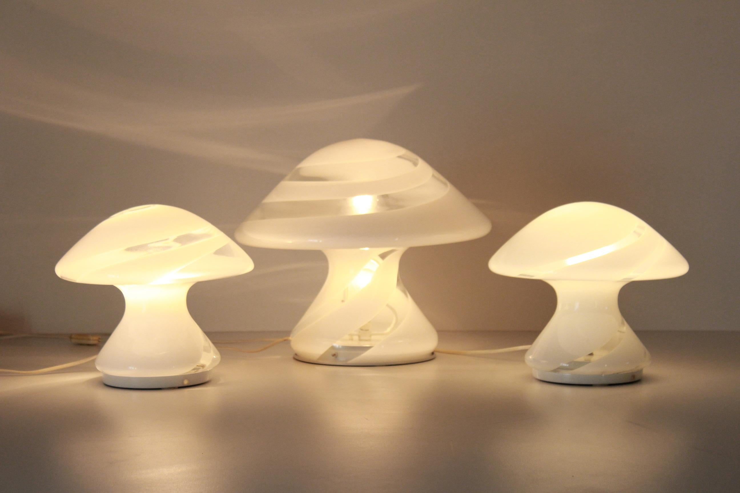 A beautiful Murano table lamps set composed by three mushroom table lamps. Two small coffee or side table ones and a bigger one.
In very good conditions with only some sign of time on the base. Electrical parts have been revised by a professional