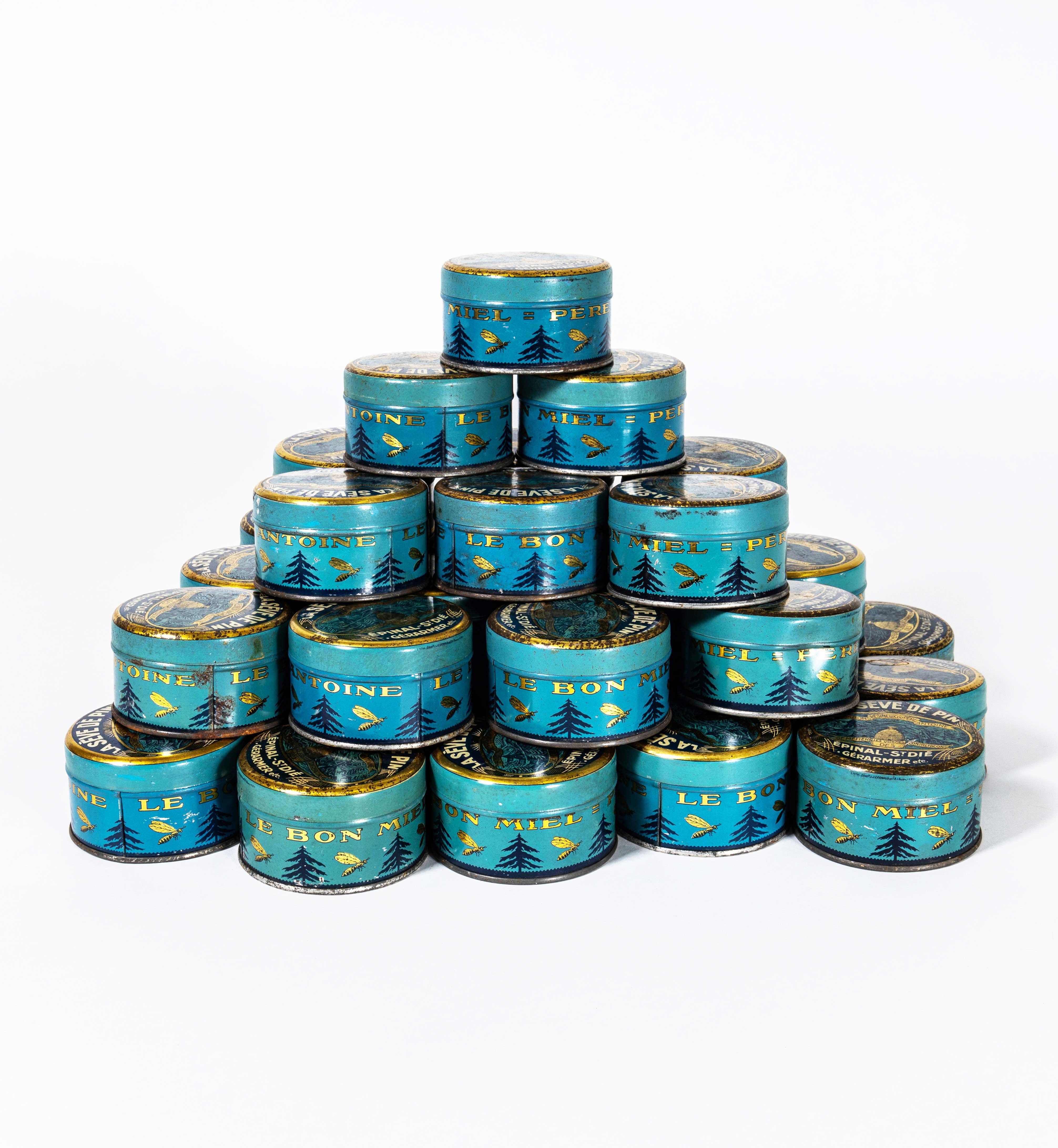 Latas de bombones Vintage New Old Stock de los años 60 - Gran cantidad disponible. 

Compramos estas latas en una fábrica de hojalata del sureste de Francia. Nuevo y nunca usado. Las latas estaban hechas para bombones de savia de árbol y miel.