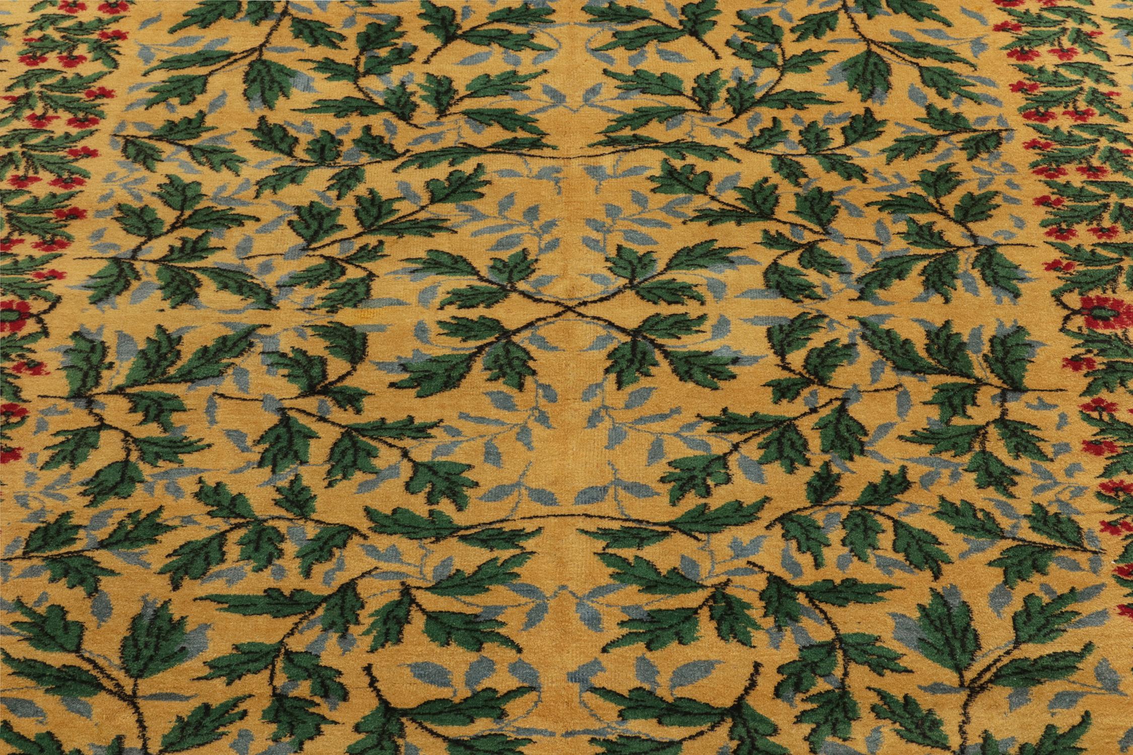 Vintage-Teppich im Jugendstil aus den 1960er Jahren mit goldenen, grünen Blumenmustern von Teppich & Kelim (Indisch) im Angebot