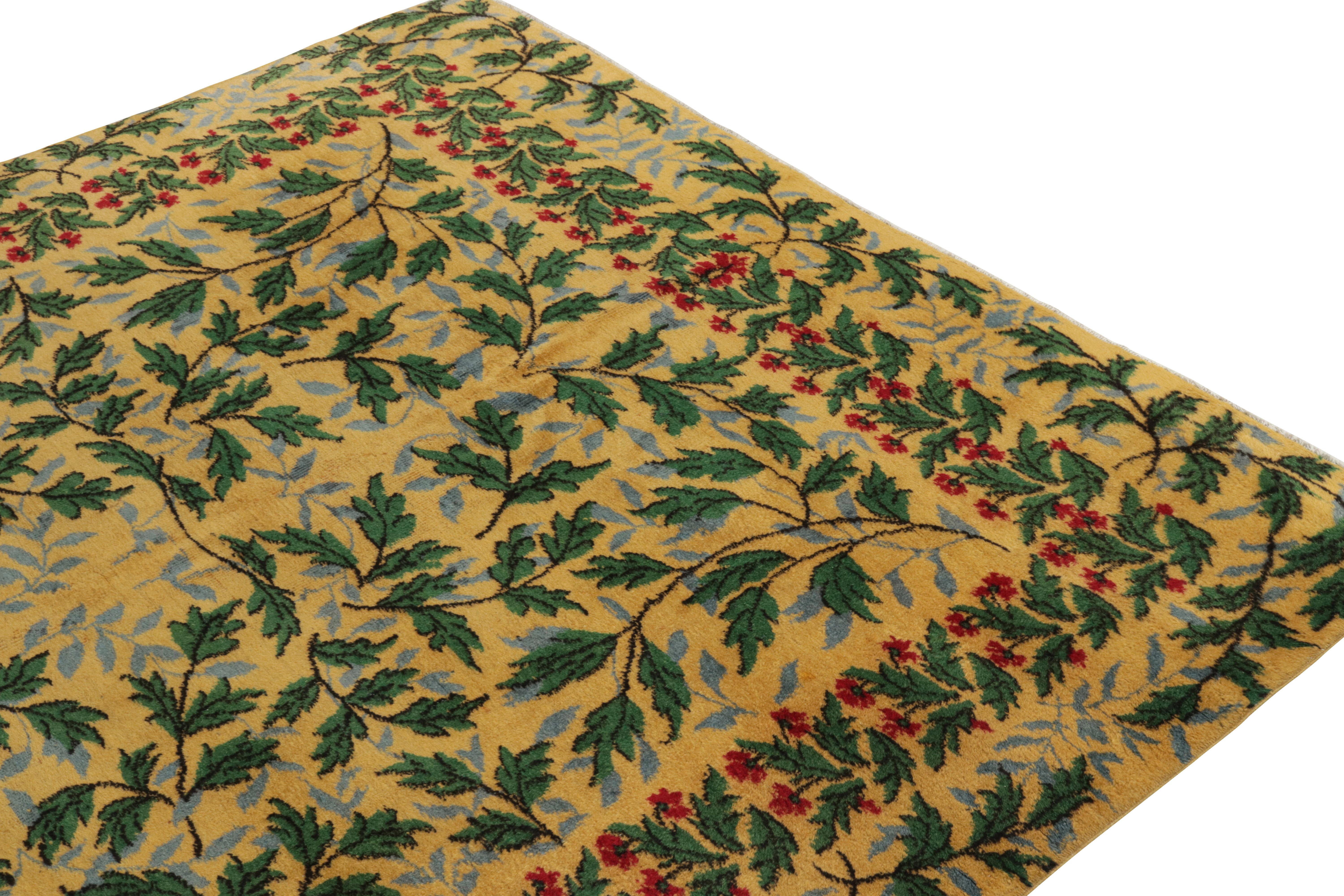 Vintage-Teppich im Jugendstil aus den 1960er Jahren mit goldenen, grünen Blumenmustern von Teppich & Kelim im Zustand „Gut“ im Angebot in Long Island City, NY