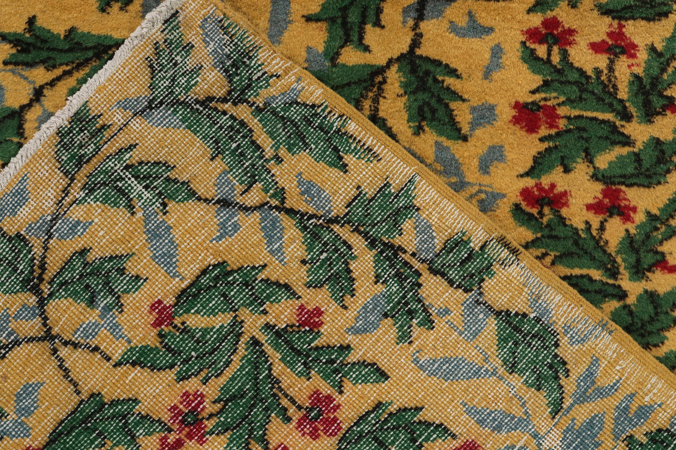 Milieu du XXe siècle Tapis de style nouveau vintage et vintage des années 1960 avec motifs floraux verts et dorés par Rug & Kilim en vente