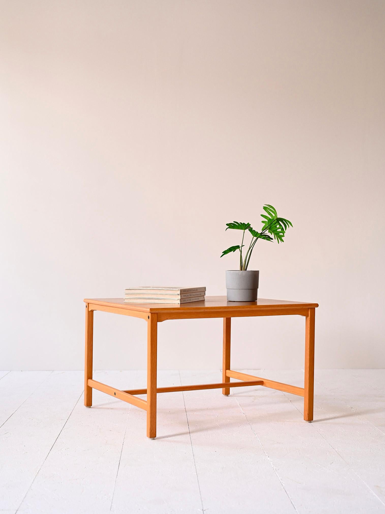 Coffee table of Scandinavian origin.

This coffee table is distinguished by its minimal and regular lines that make it a modern piece of furniture that can be easily inserted into already furnished rooms.
It consists of a rectangular top and long