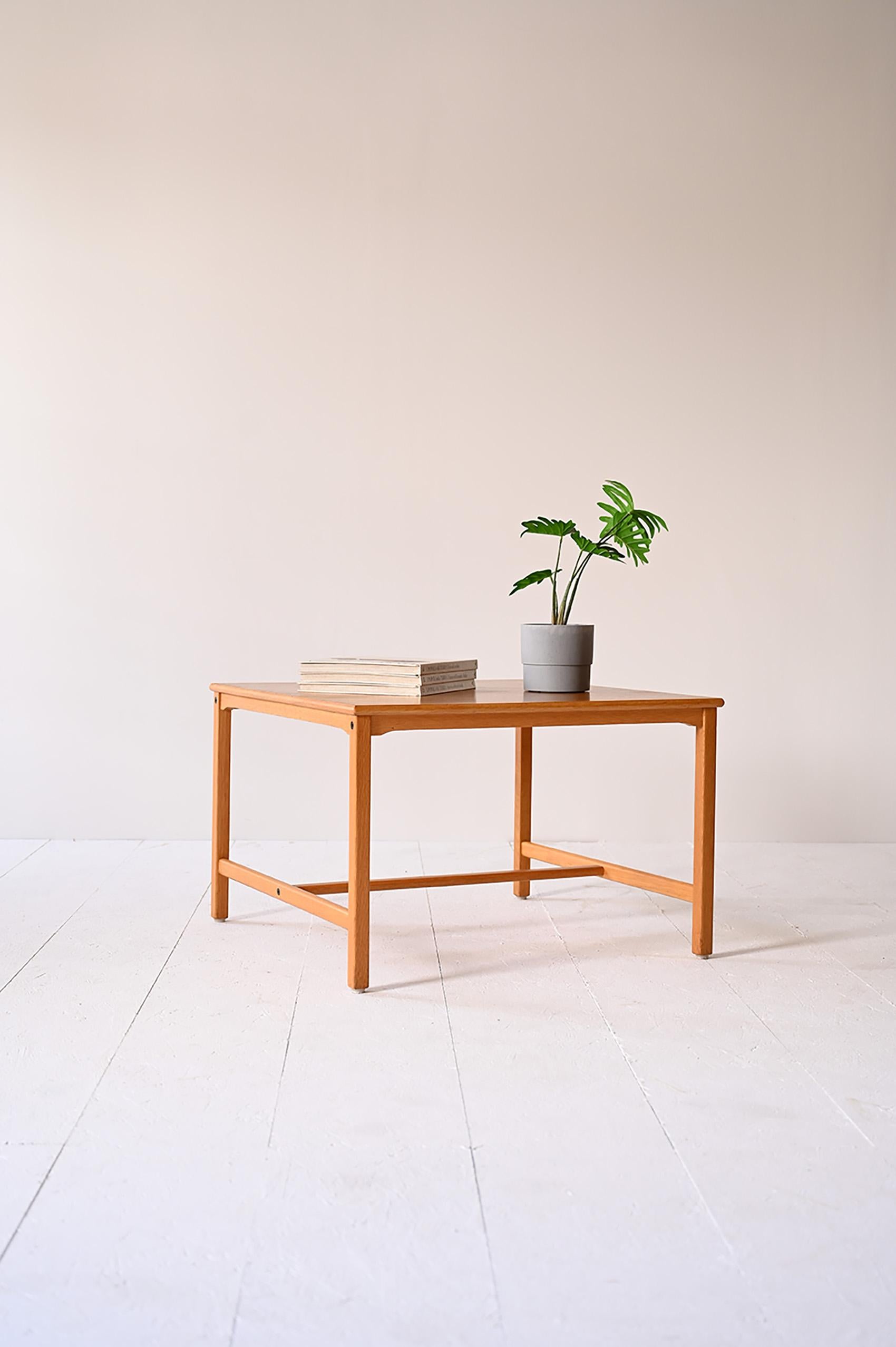 Table basse d'origine scandinave.

Cette table basse se distingue par ses lignes minimales et régulières qui en font un meuble moderne pouvant être facilement inséré dans des pièces déjà meublées.
Il se compose d'un plateau rectangulaire et de longs