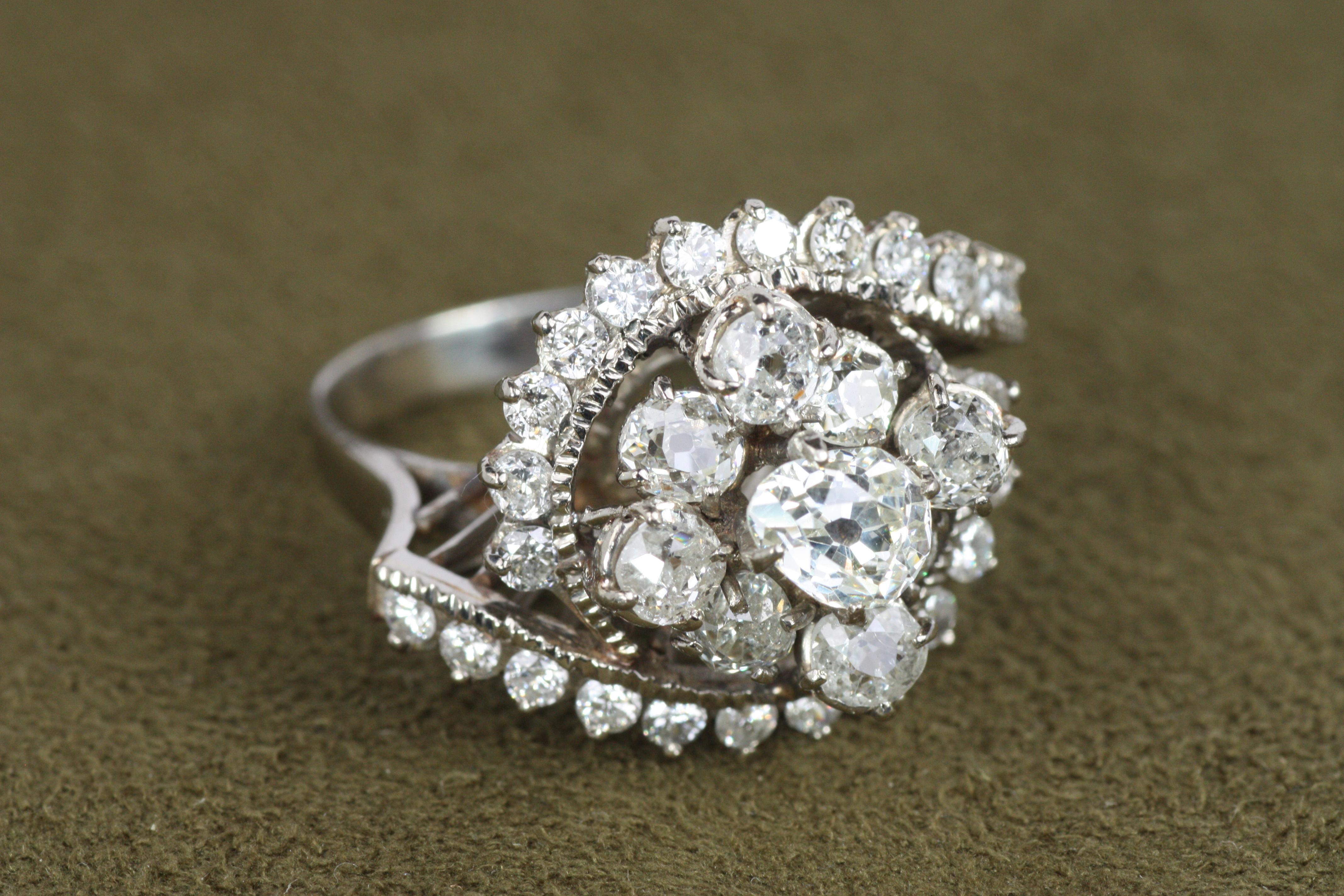 Anillo en racimo de oro blanco con diamantes talla mina antigua de los años 60 Talla antigua en venta