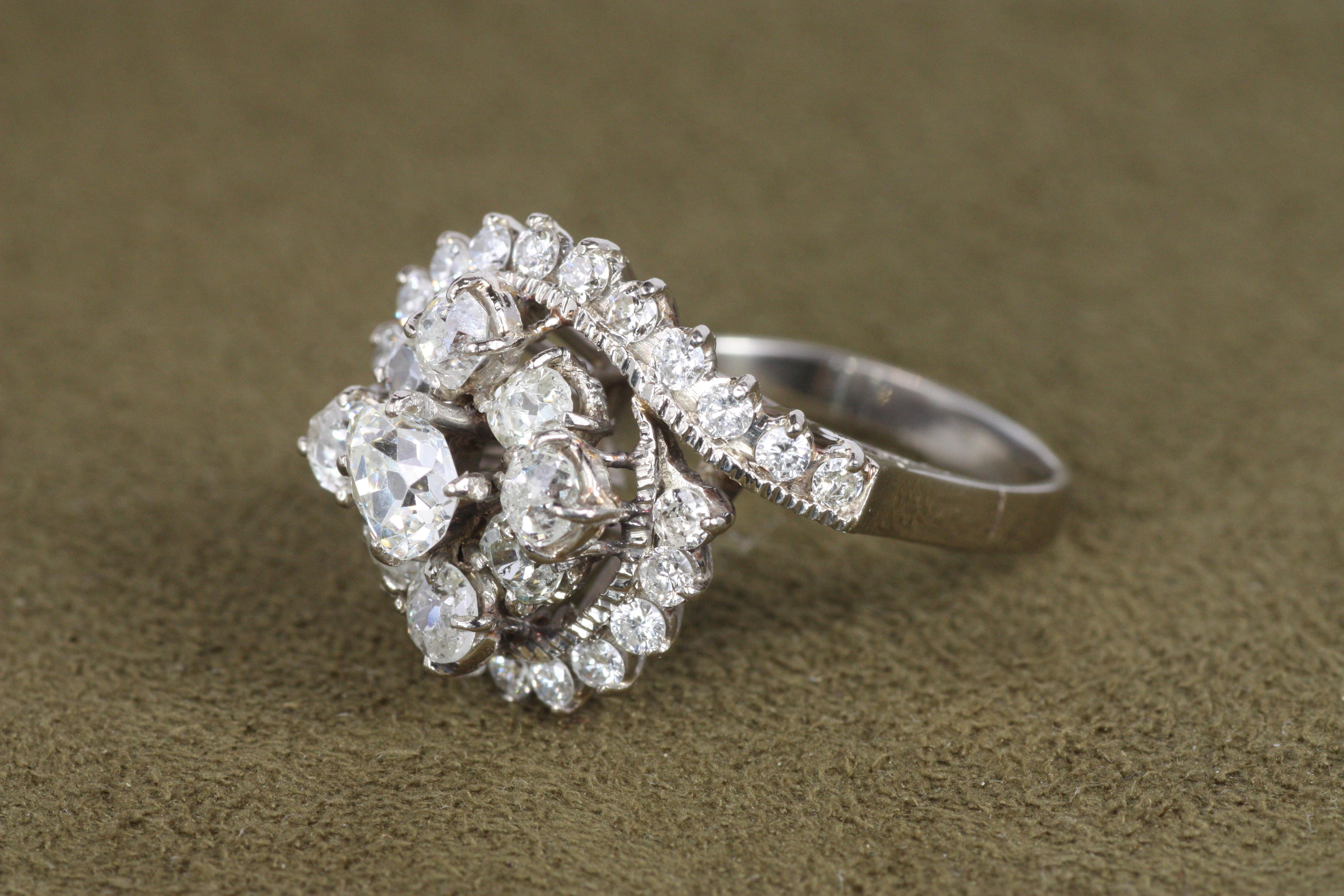 Anillo en racimo de oro blanco con diamantes talla mina antigua de los años 60 en Bueno estado para la venta en Santa Monica, CA