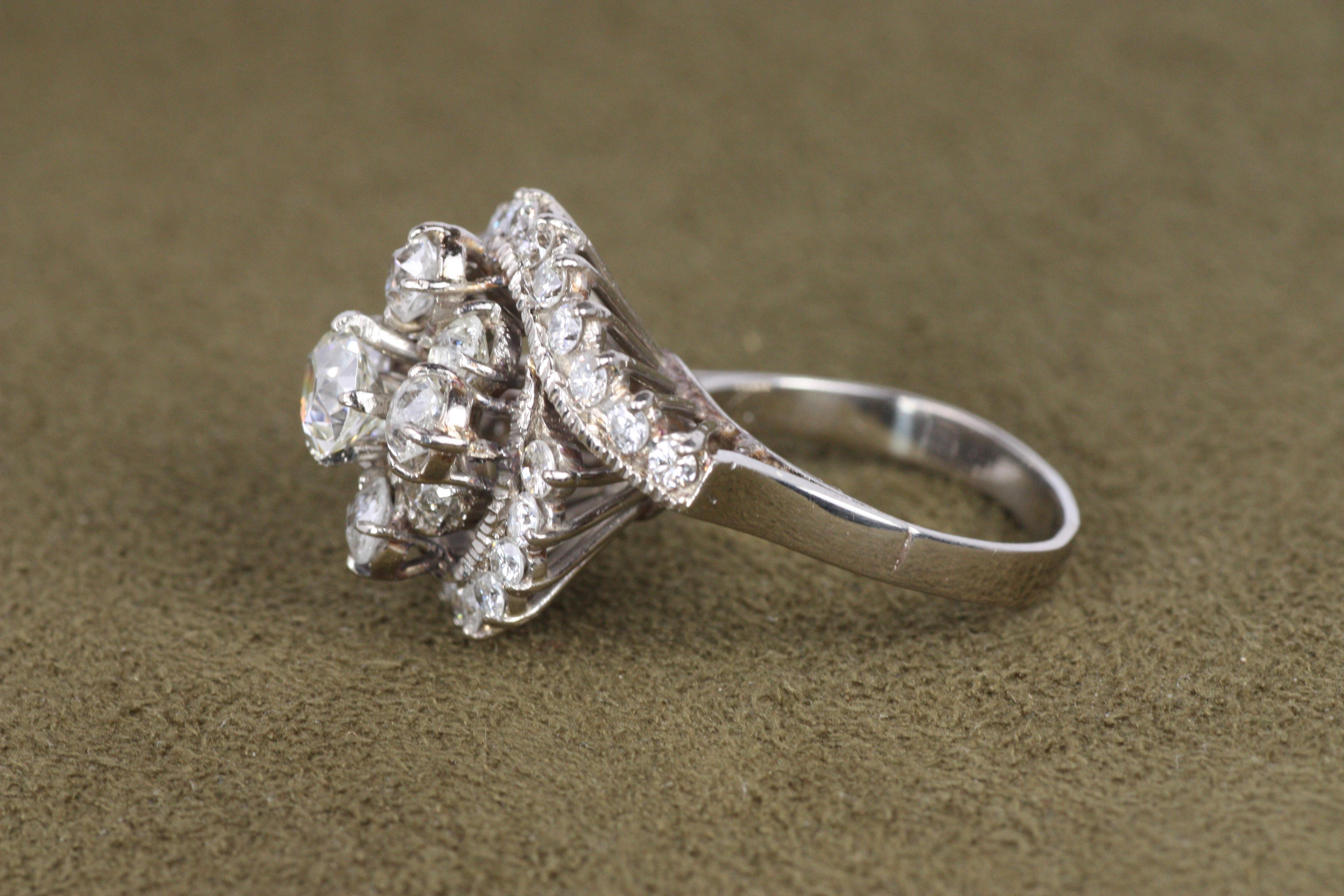 De las mujeres Anillo en racimo de oro blanco con diamantes talla mina antigua de los años 60 en venta