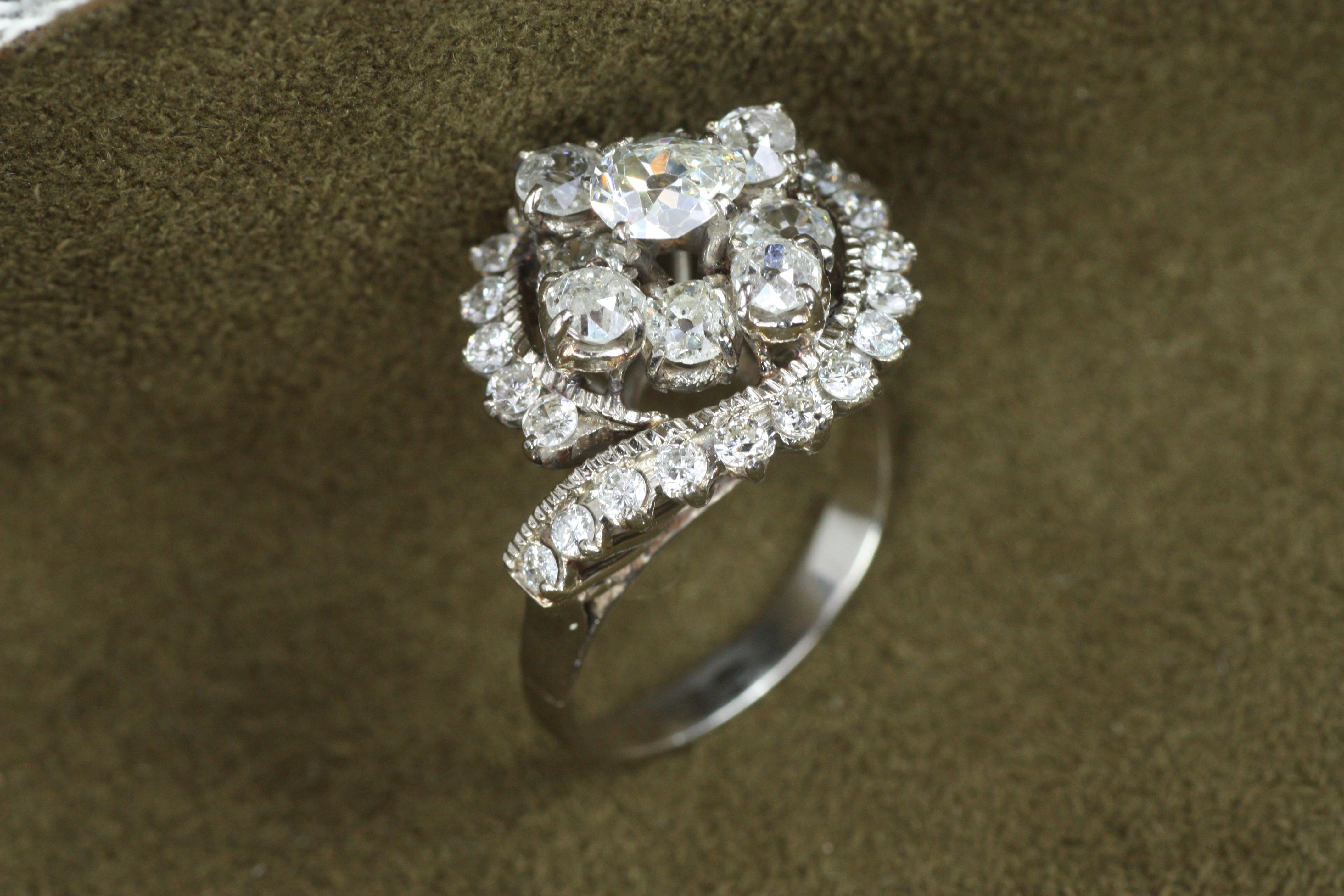 Anillo en racimo de oro blanco con diamantes talla mina antigua de los años 60 en venta 1