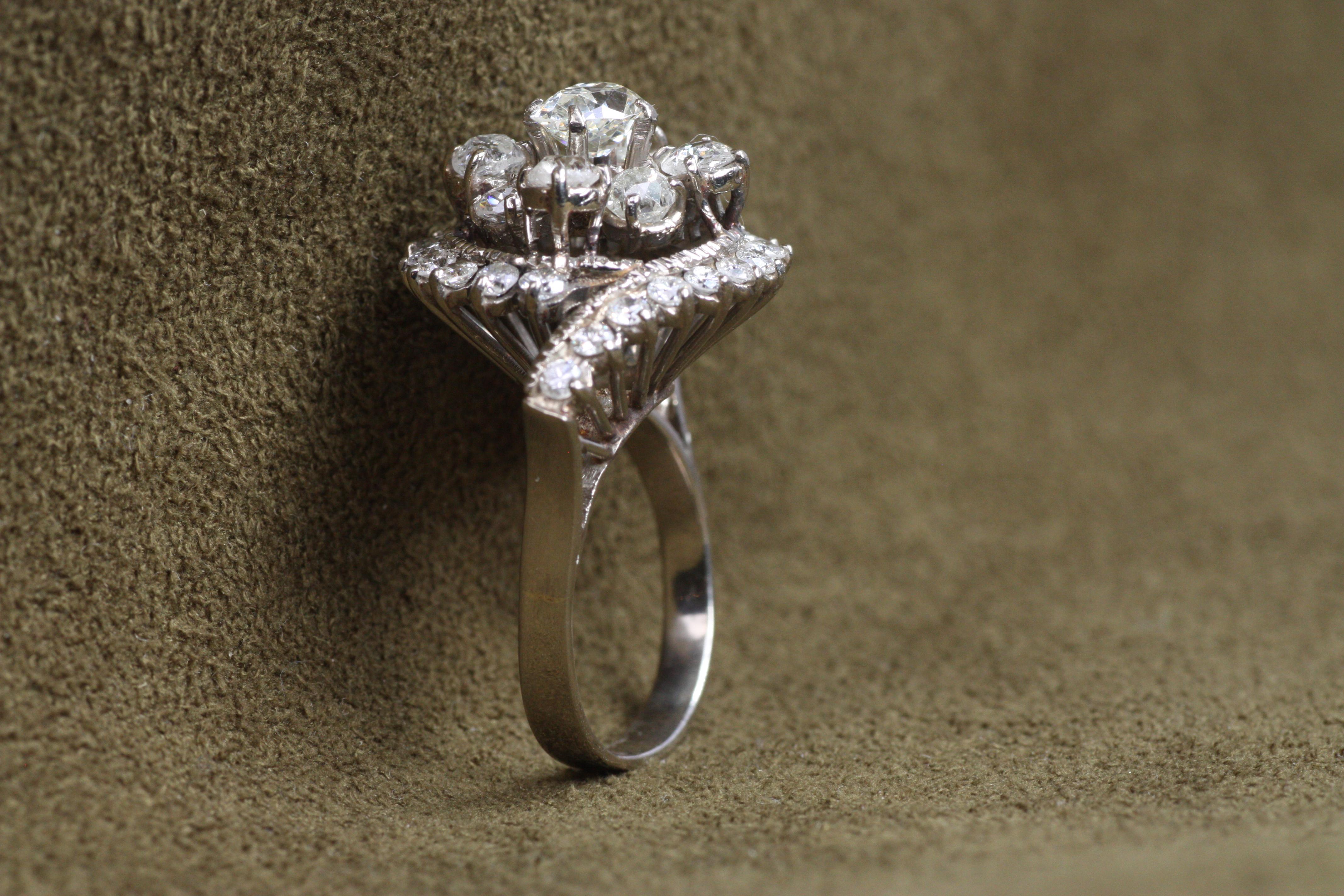 Anillo en racimo de oro blanco con diamantes talla mina antigua de los años 60 en venta 2