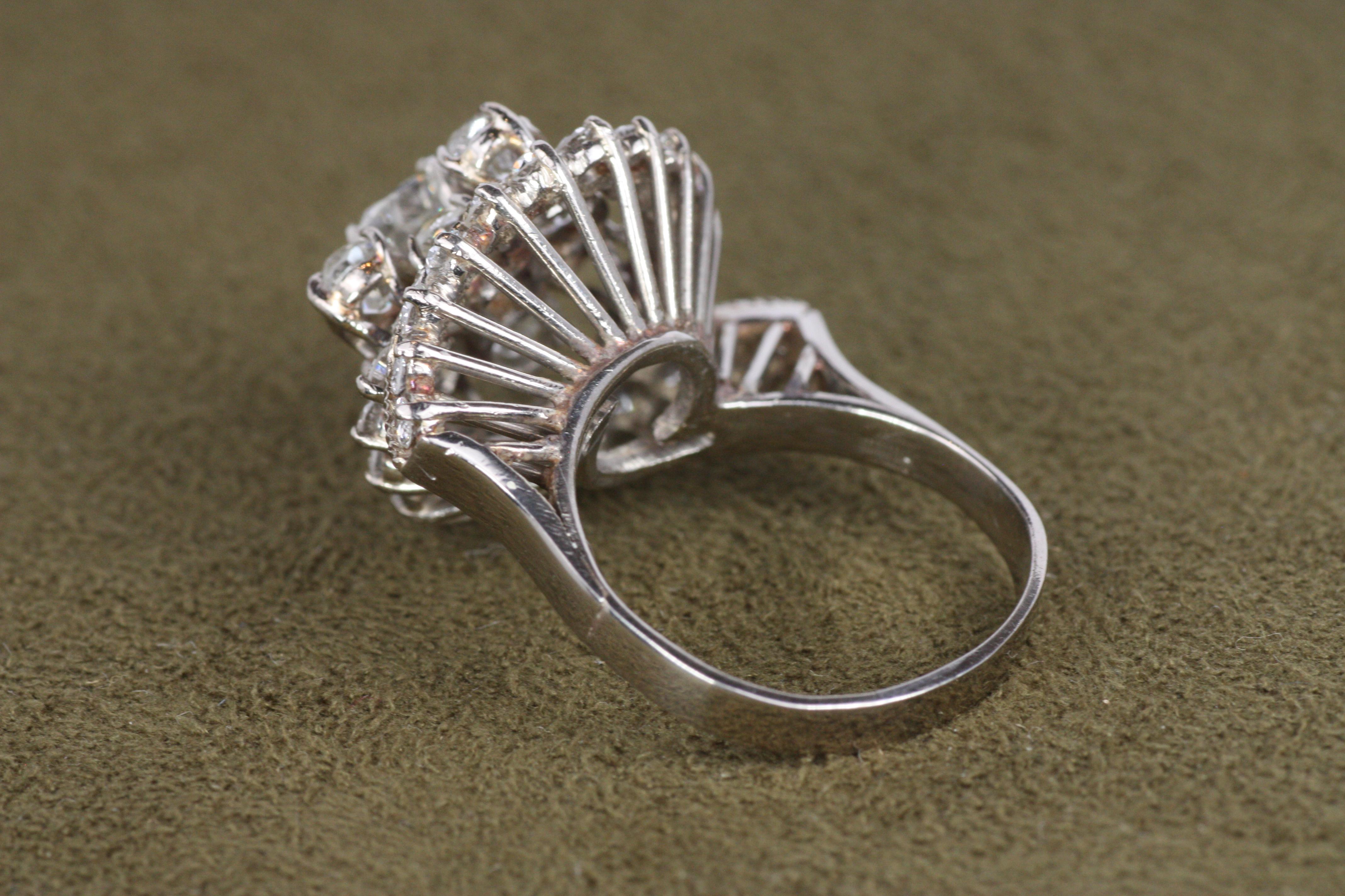 Anillo en racimo de oro blanco con diamantes talla mina antigua de los años 60 en venta 3