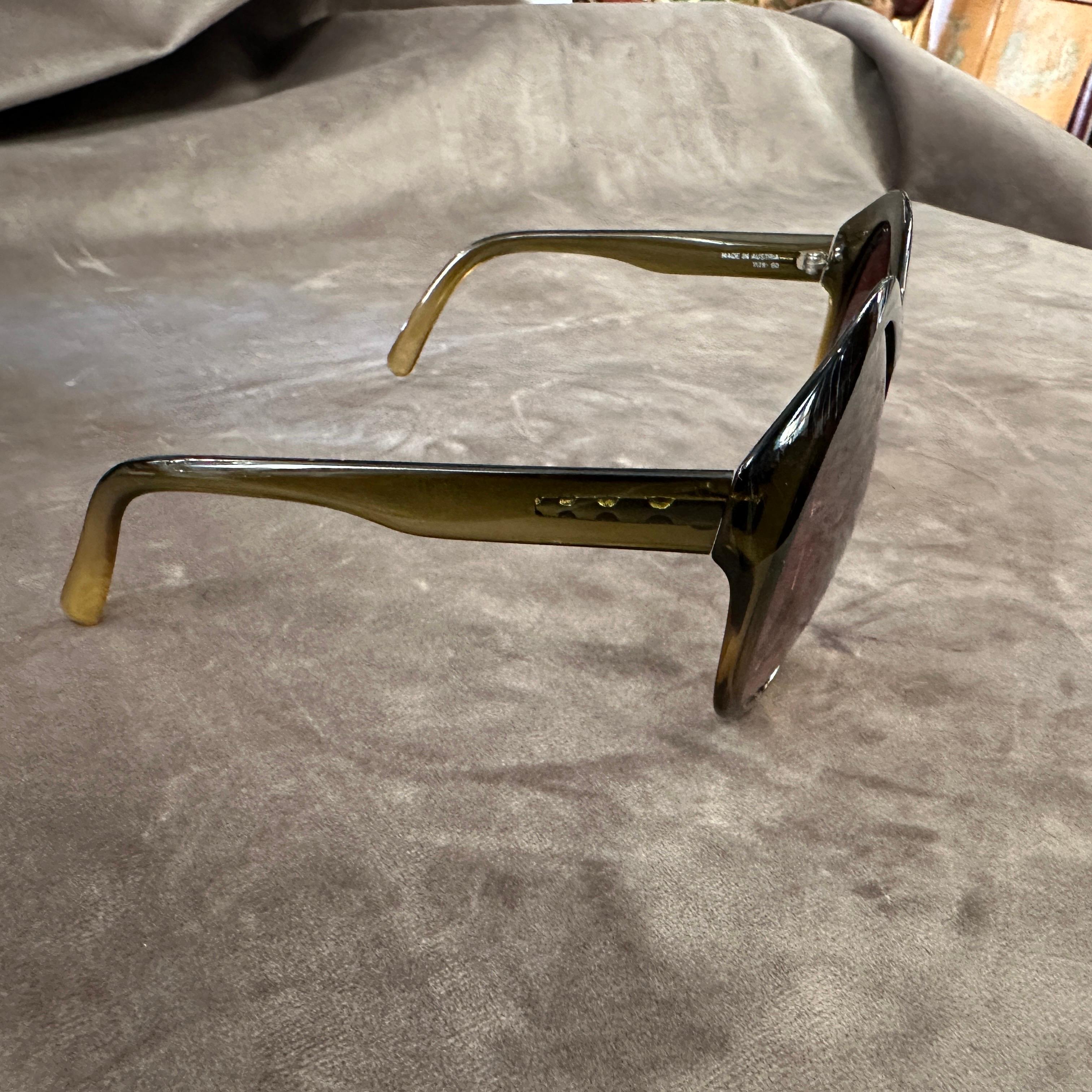 Noir Lunettes de soleil surdimensionnées en acétate vert olive vintage des années 1960 par Viennaline en vente