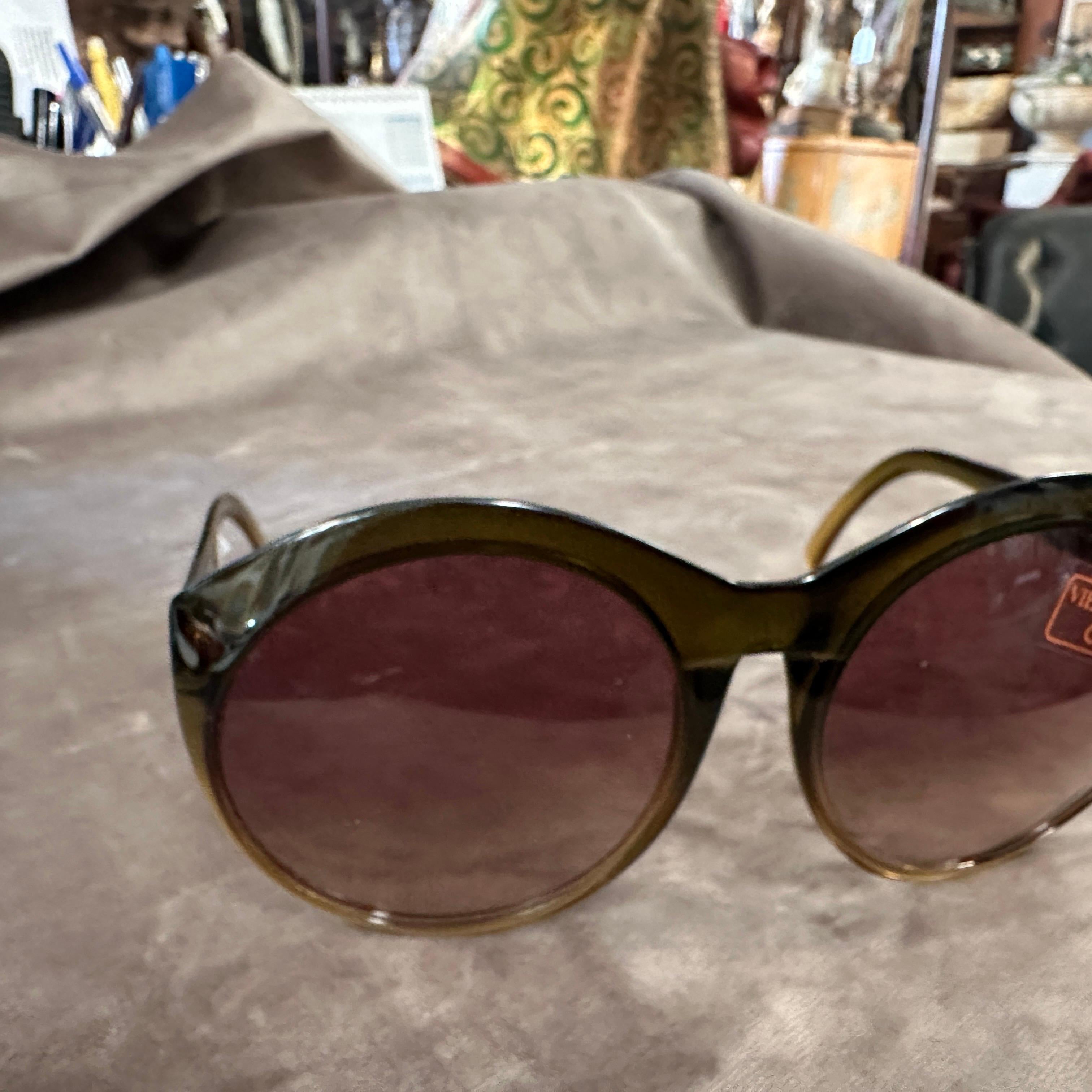 Lunettes de soleil surdimensionnées en acétate vert olive vintage des années 1960 par Viennaline en vente 1