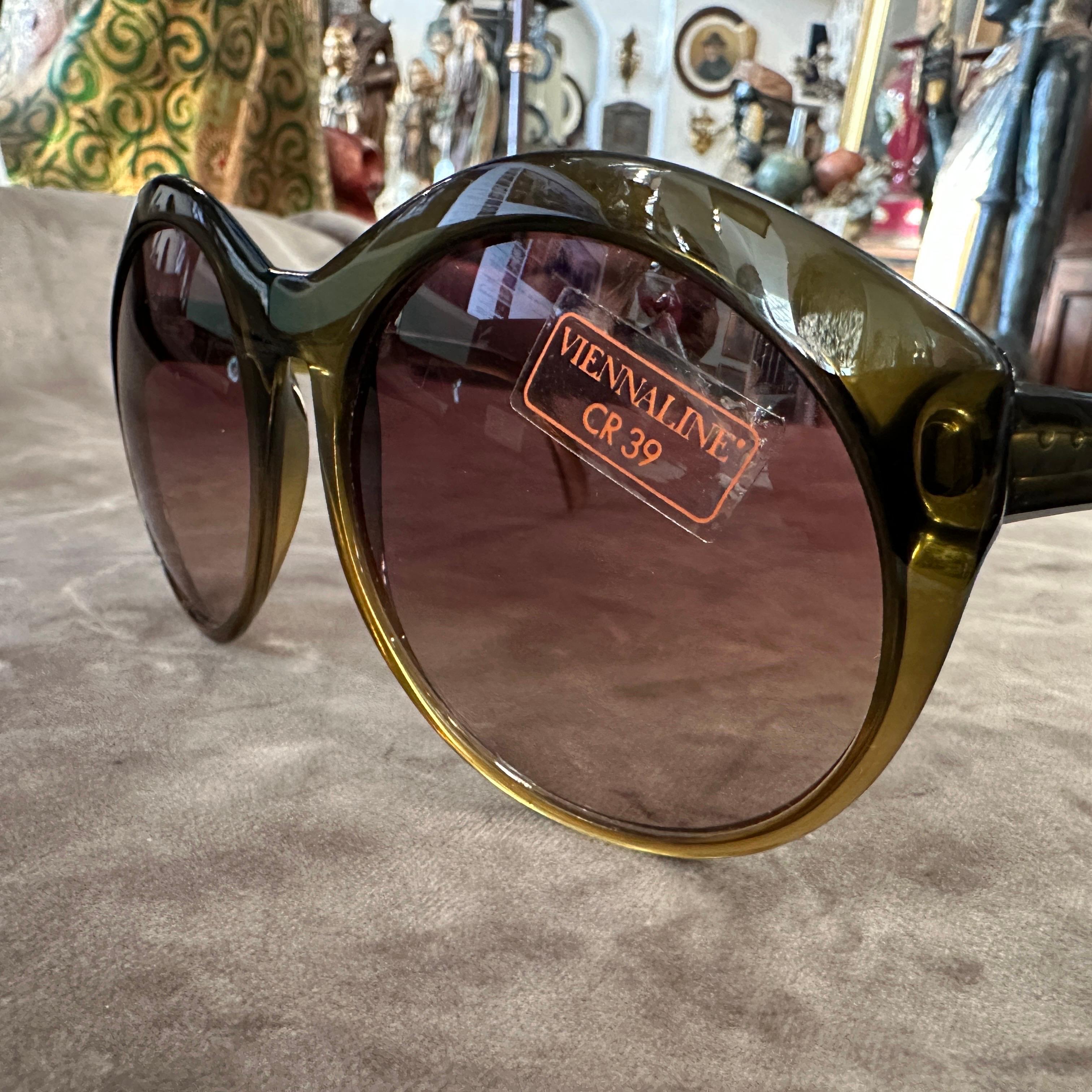 Lunettes de soleil surdimensionnées en acétate vert olive vintage des années 1960 par Viennaline en vente 2