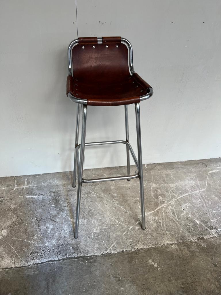 Ein Lederhocker von Charlotte Perriand für Les Arcs, 1960. 

atemberaubende Hocker sehr ungewöhnlich und begehrt, sind diese von Charlotte Perriand für und in der Ski Resort Les Arcs verwendet, um 1960. Sehr schönes Chromrohrgestell mit