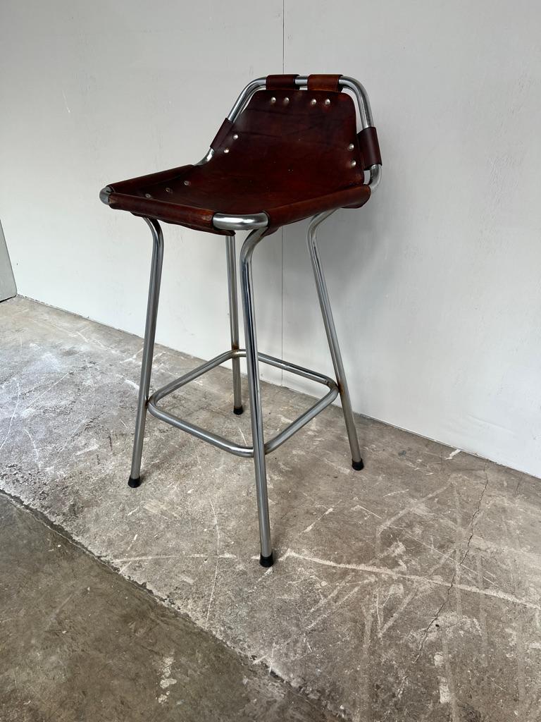 Ein Lederhocker von Charlotte Perriand für Les Arcs, 1960. 

atemberaubende Hocker sehr ungewöhnlich und begehrt, sind diese von Charlotte Perriand für und in der Ski Resort Les Arcs verwendet, um 1960. Sehr schönes Chromrohrgestell mit