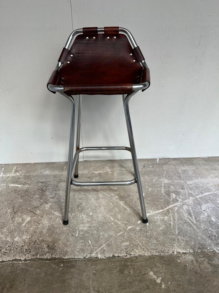 1960'S Vintage ein Original Leder Hocker von Charlotte Perriand für Les Arcs (Moderne der Mitte des Jahrhunderts) im Angebot