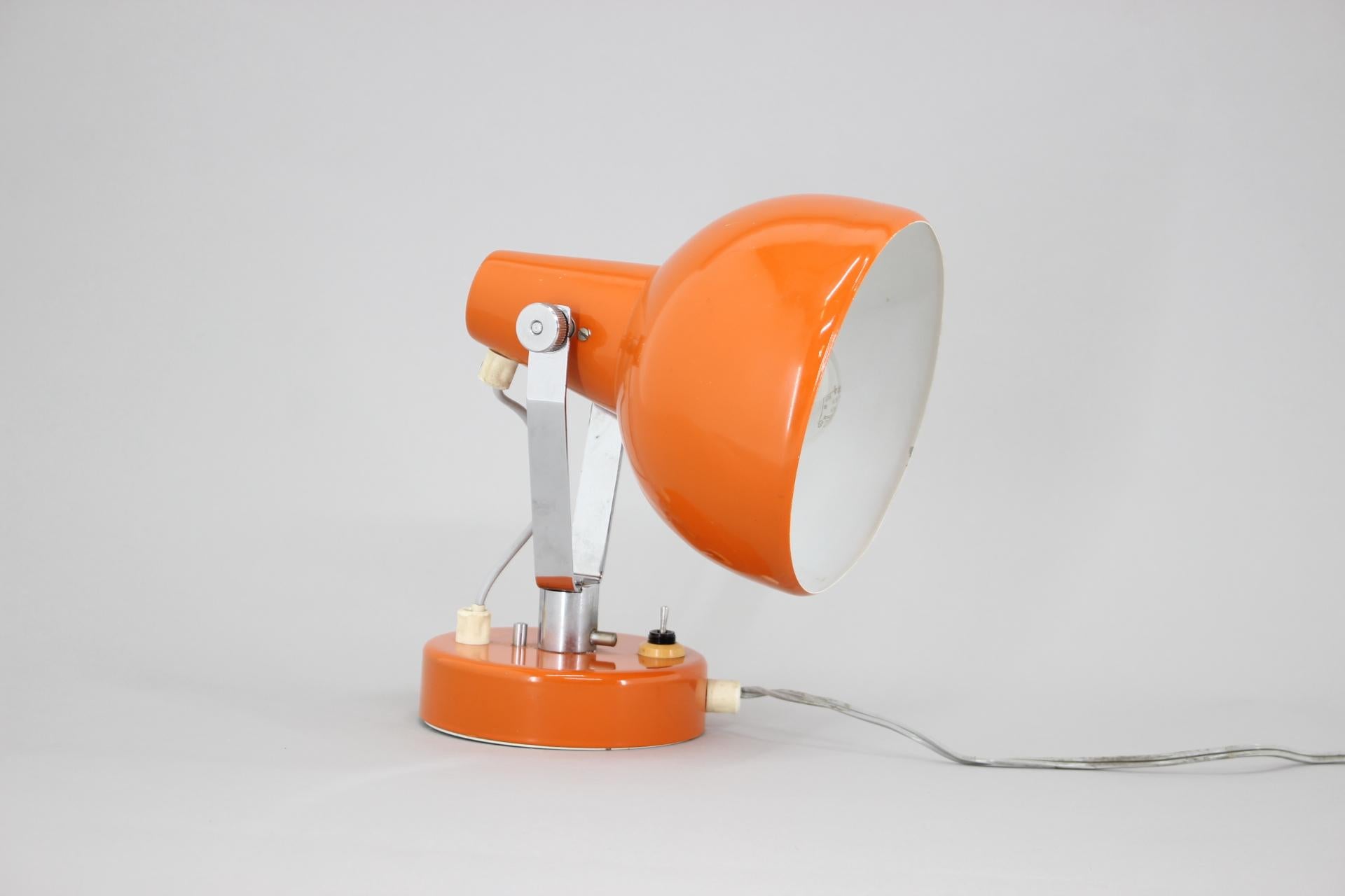 Mid-Century Modern Lampe de bureau ou lampe murale orange vintage des années 1960, Tchécoslovaquie en vente