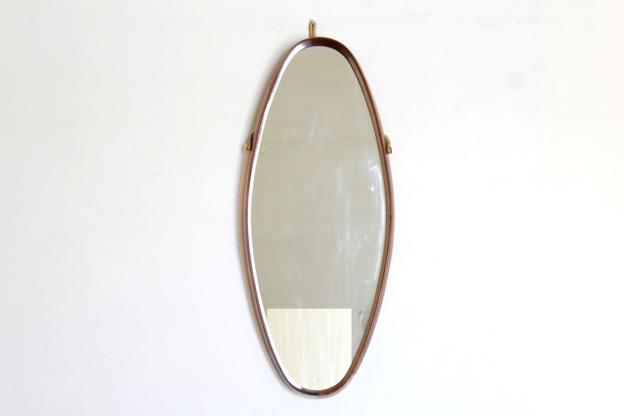 A 1960s vintage oval wall mirror with teak wood frame. Rope system to be used to fix on the wall. In remarkable conditions. Two availables.

 