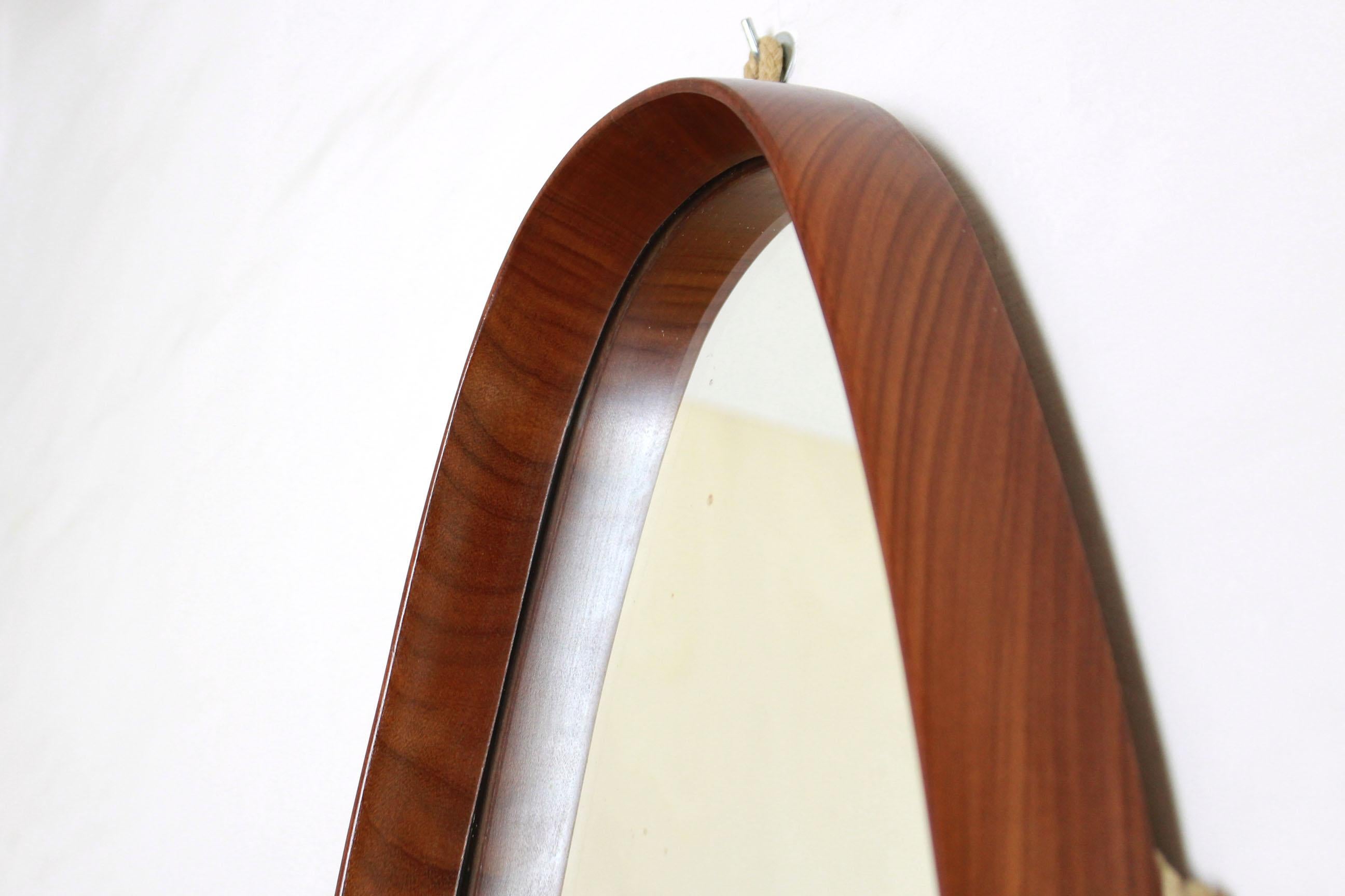 1960s Vintage Oval Wall Mirror with Teak Frame In Good Condition In Ceglie Messapica, IT