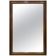 Miroir de campagne en noyer et laiton de style surdimensionné des années 1960