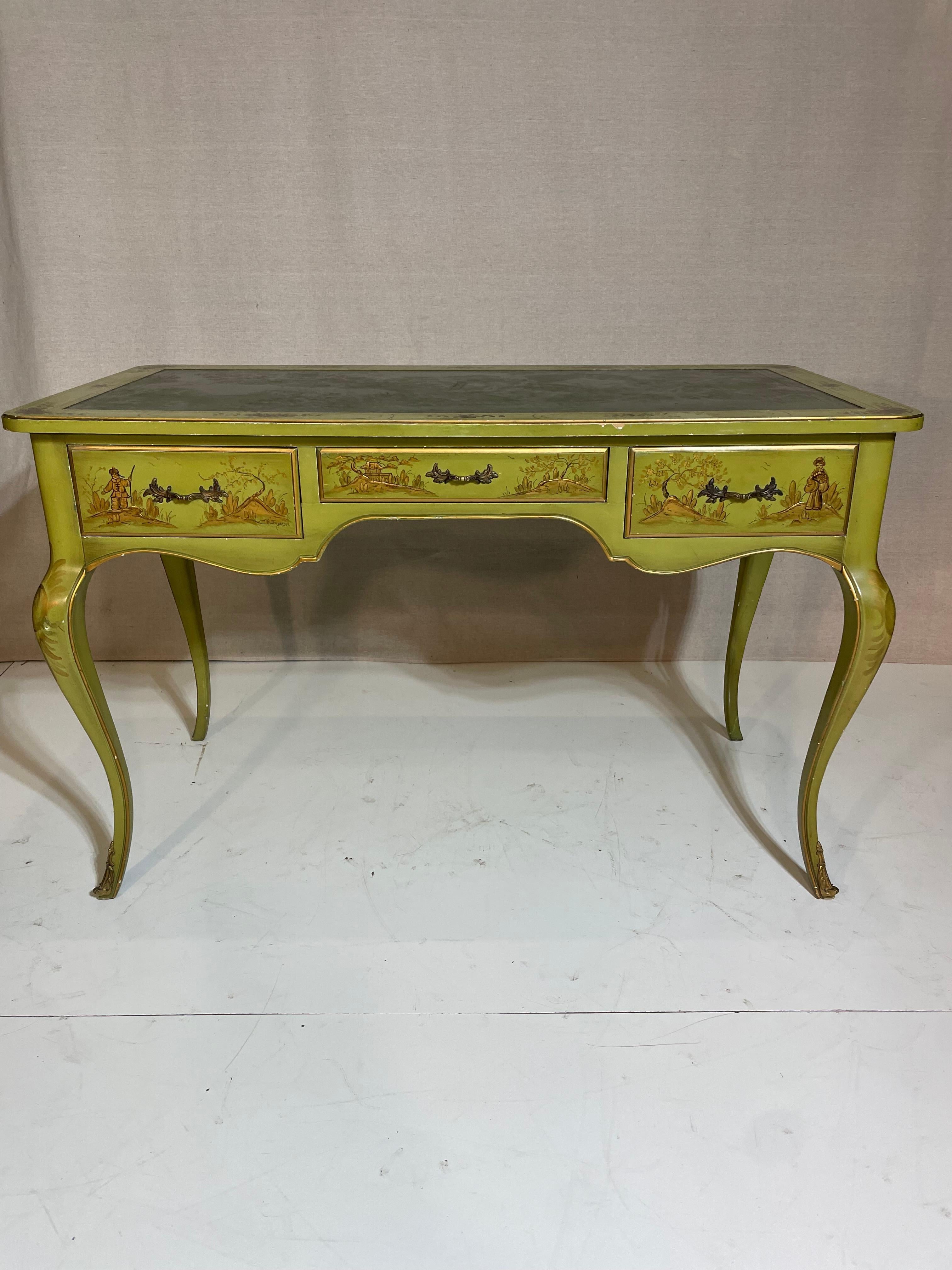 Bureau peint vintage
Fabriqué dans les années 1960
Élégant et fonctionnel
Ce bureau vintage est peint dans une magnifique nuance de vert chartreuse et rehaussé de détails dorés.