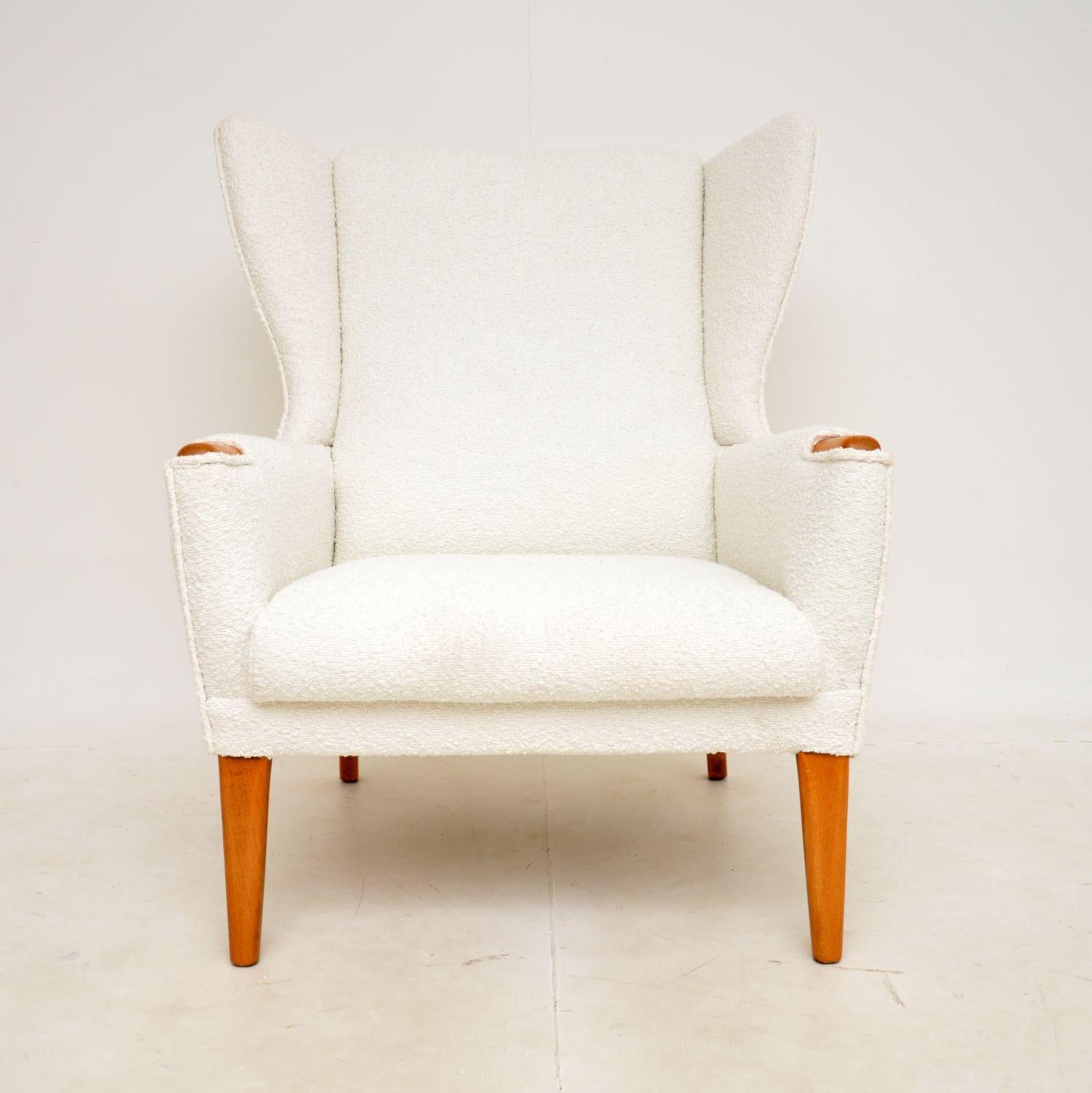 An extremely stylish and comfortable wing back armchair, made in England by Parker Knoll in the 1960-70’s.

This is of superb quality and looks amazing from all angles. It sits on solid birch legs with solid birch ‘paws’ on the arm rests.

We have