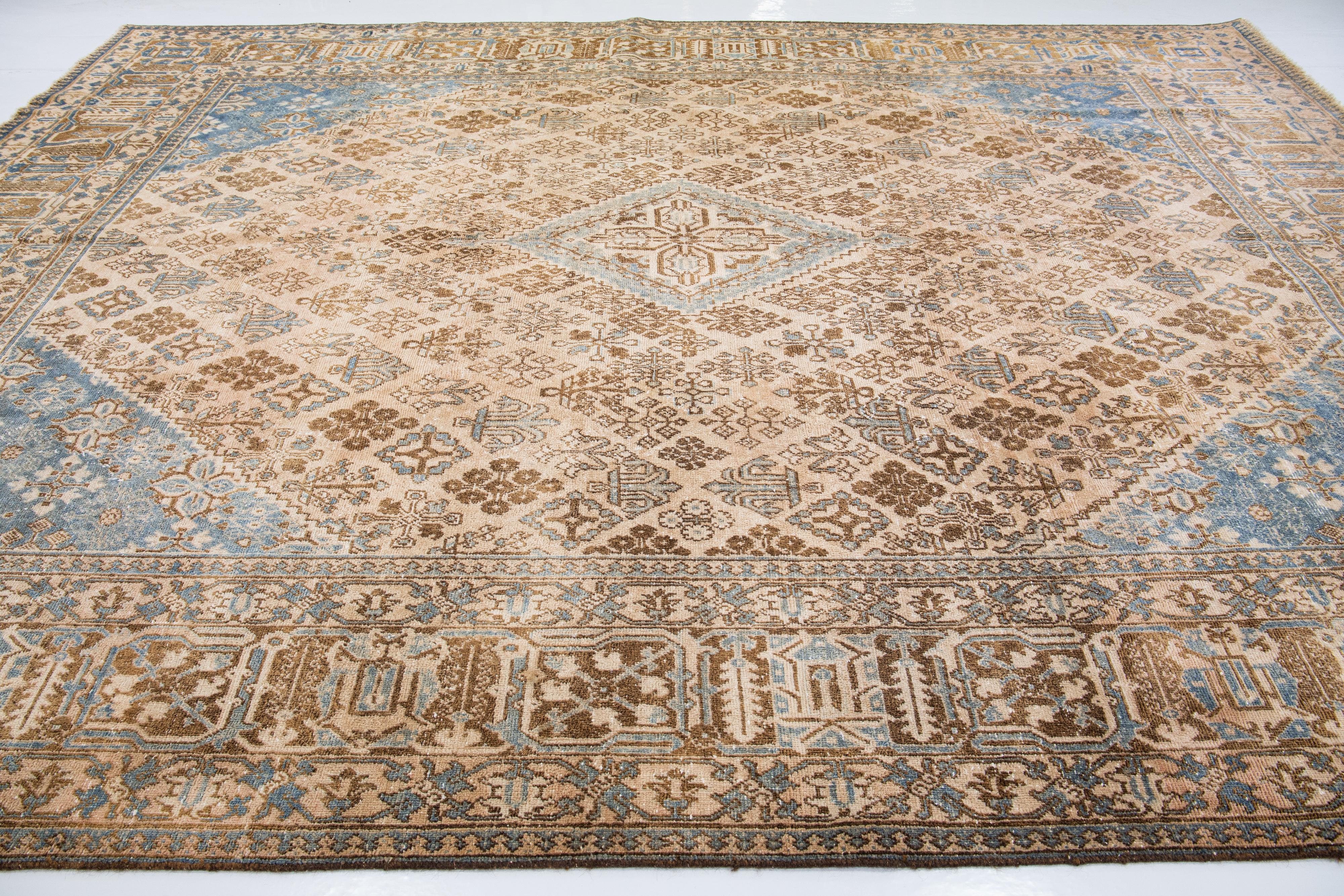 Alfombra persa vintage de lana con medallón beige hecha a mano de los años 60 en venta 2