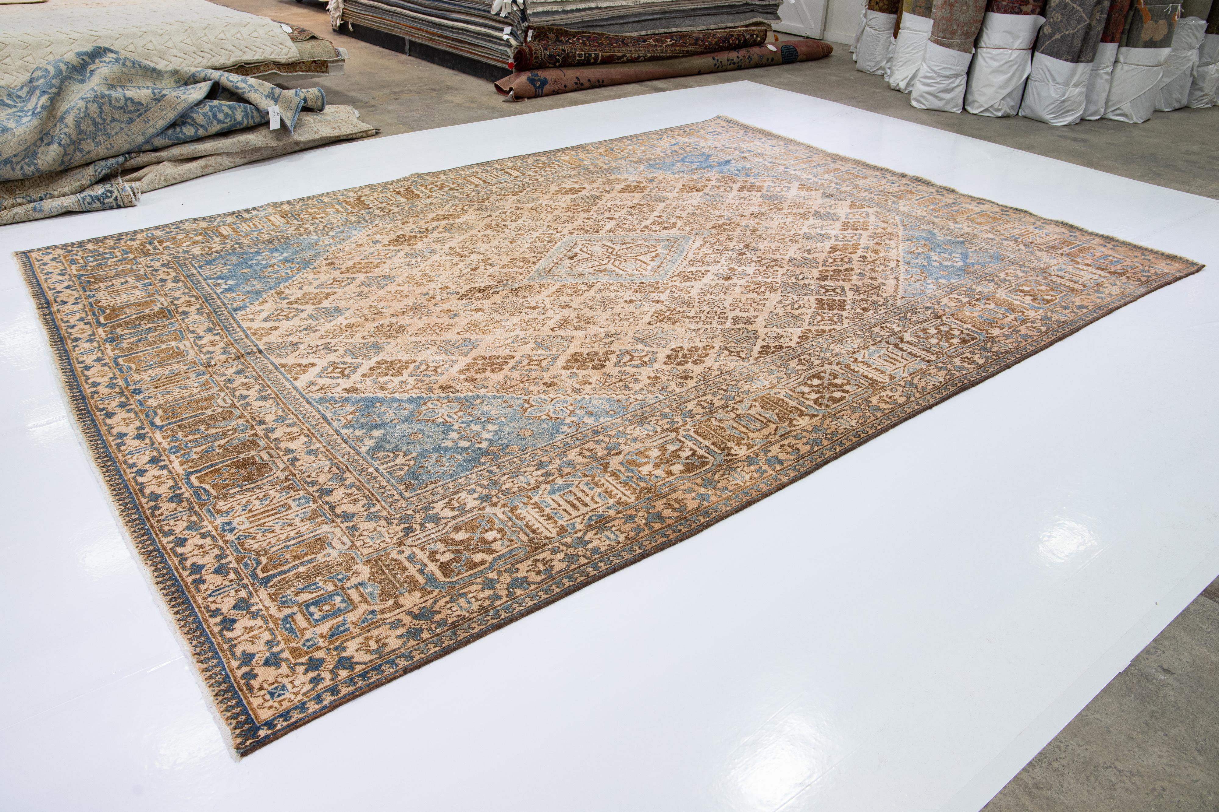 Alfombra persa vintage de lana con medallón beige hecha a mano de los años 60 Islámico en venta
